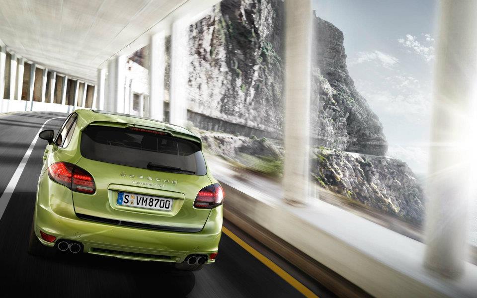 Pod karoserią sztywniejsze zawieszenie wyposażone w Porsche Active Suspension Management (PASM)
