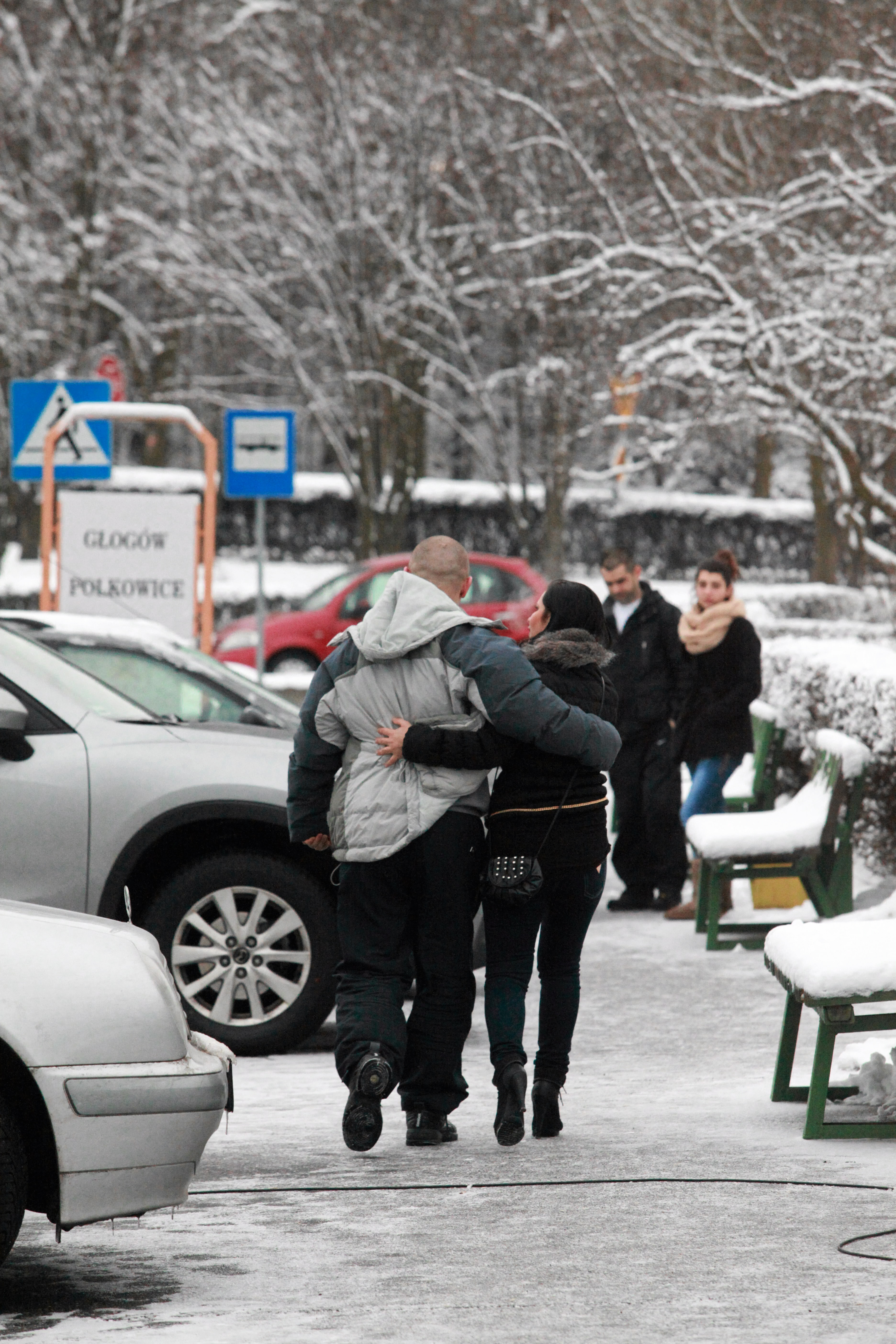 Autobus przewiózł uratowanych górników z szybu Sieroszowice do głównego szybu Rudnej. Kiedy się przebrali i wzięli prysznic, wrócili do domów