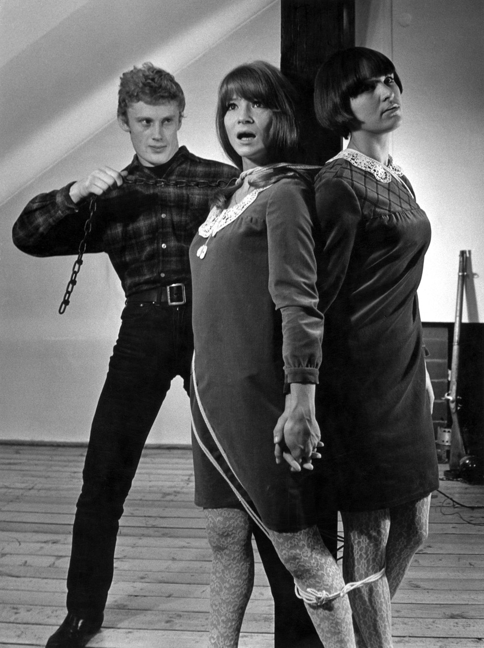 Warszawa, 1965. Moda, sesja dla tygodnika "Przekroj", n/z od lewej: Daniel Olbrychski, Grazyna Hase, Monika Dzienisiewicz. Fot. Wojciech Plewinski/FORUM