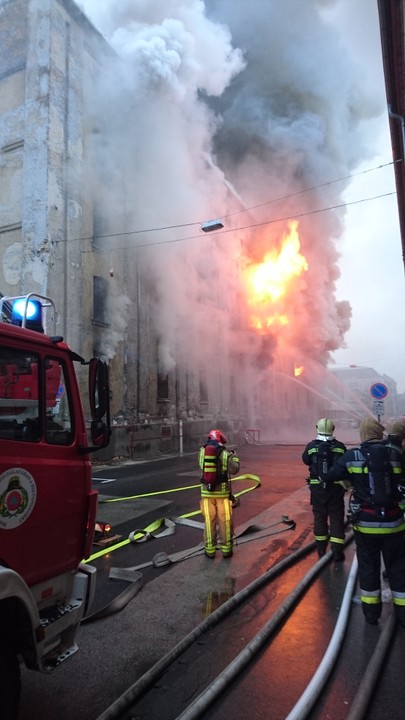 Kigyulladt egy mintegy 1000 négyzetméter alapterületű régi malomépület, amely jelenleg raktárként működik a fővárosban, a Soroksári út IX. kerületi szakaszán szerdán a kora reggeli órákban.