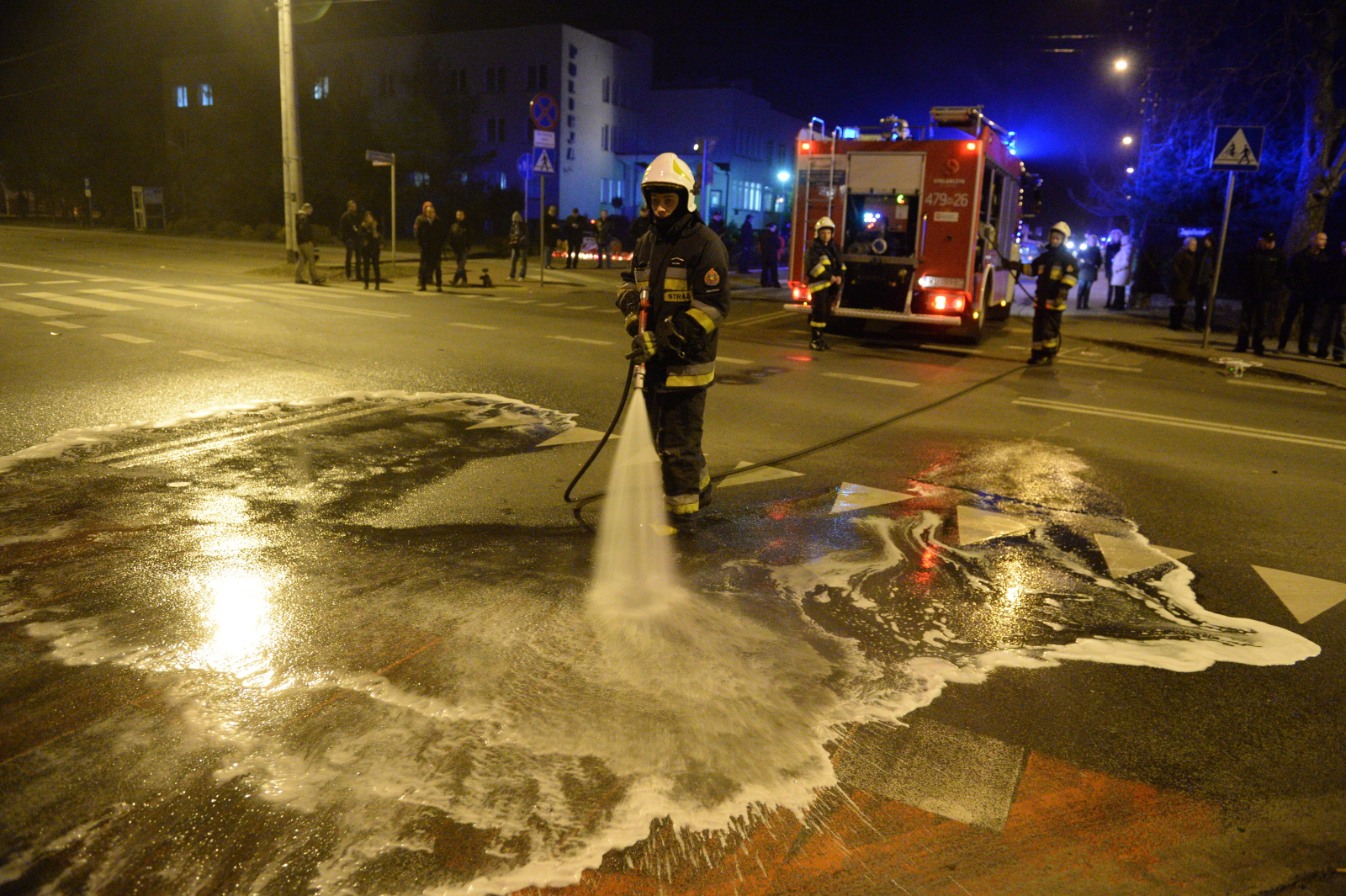 Straż pożarna sprząta ulicę przed Komendą Powiatową Policji w Legionowie, po proteście wyrazie sprzeciwu wobec brutalnej interwencji policji, która zakończyła się śmiercią 19-letniego Rafała