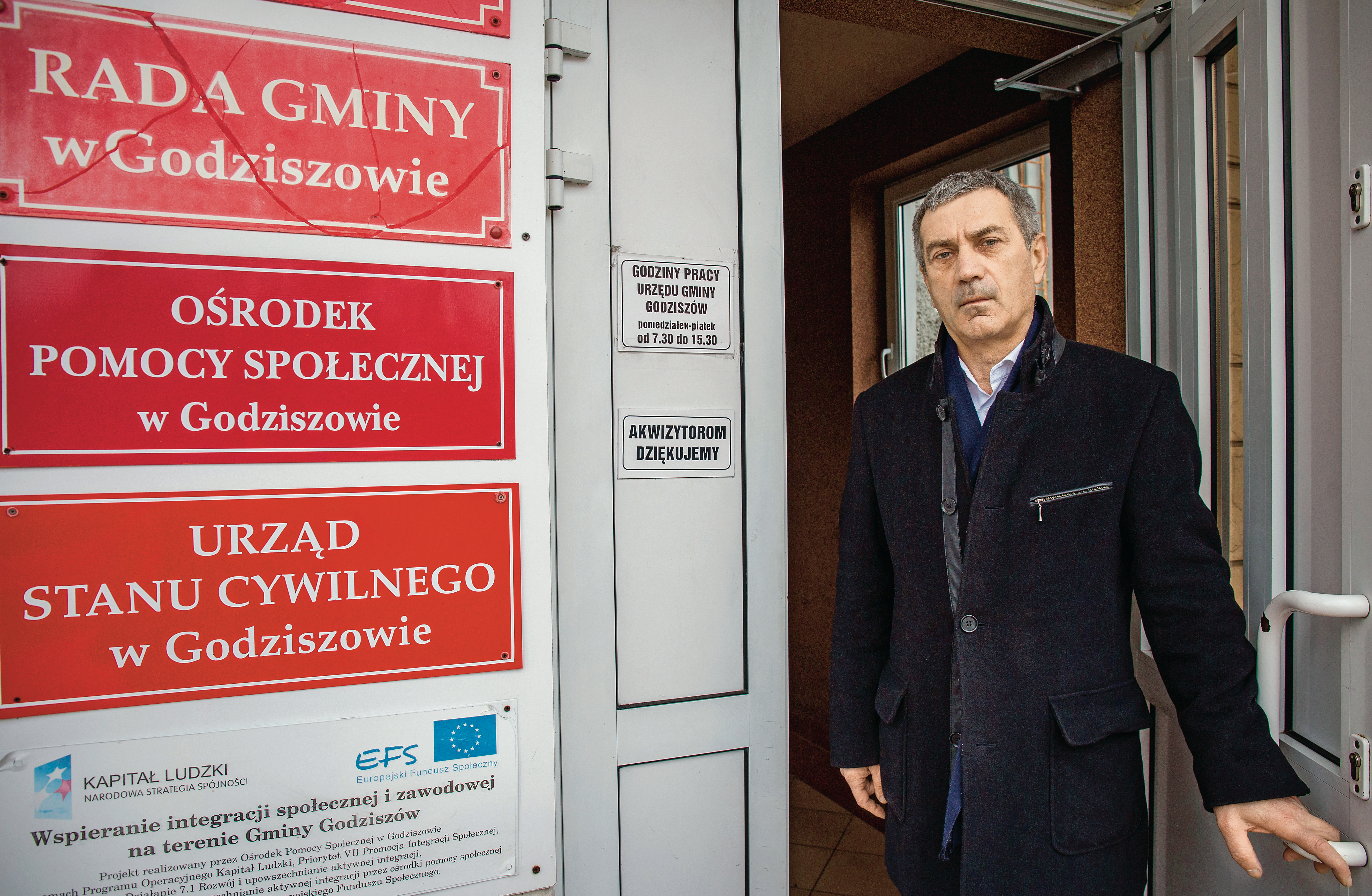Józef Zbytniewski, wójt Godziszowa od 2014 roku, przed siedzibą swojego urzędu 