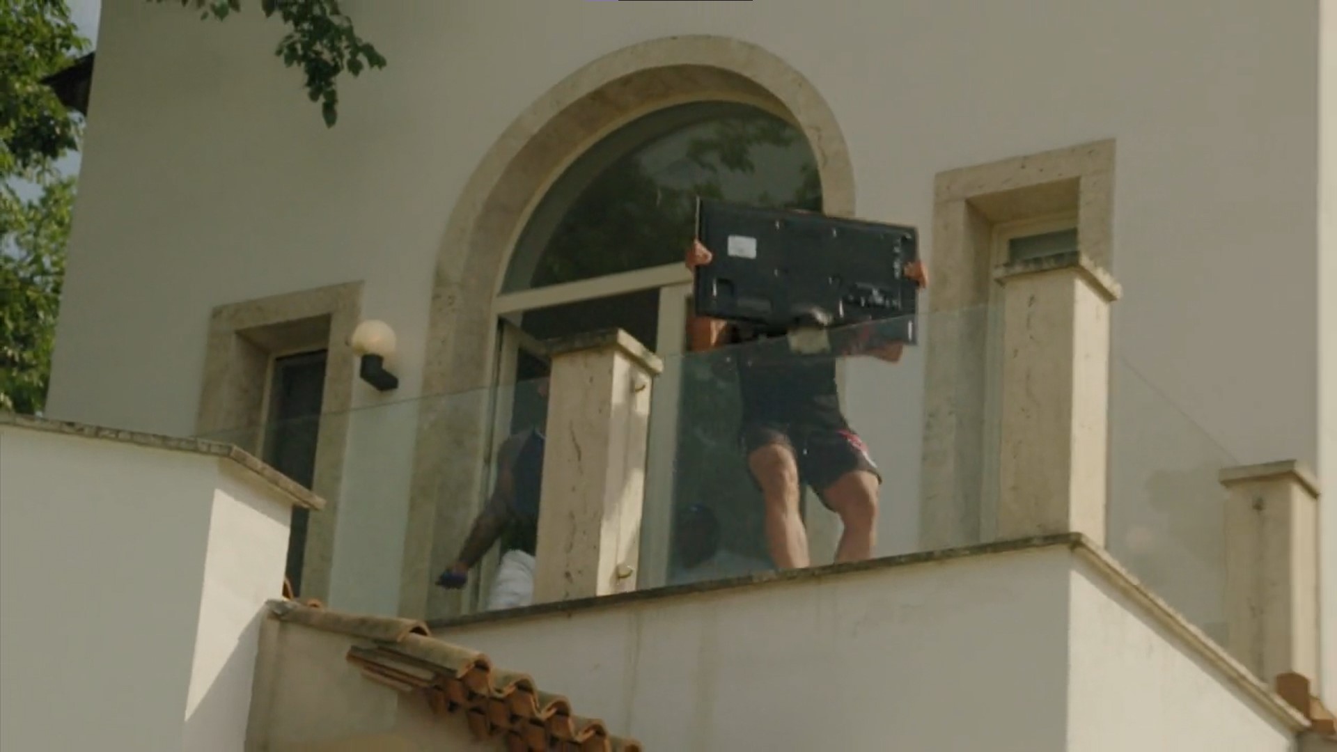 Kőgazdag fiatalok: PSG Ogli kiakadt, kivágta a tévéjét a teraszról – videó