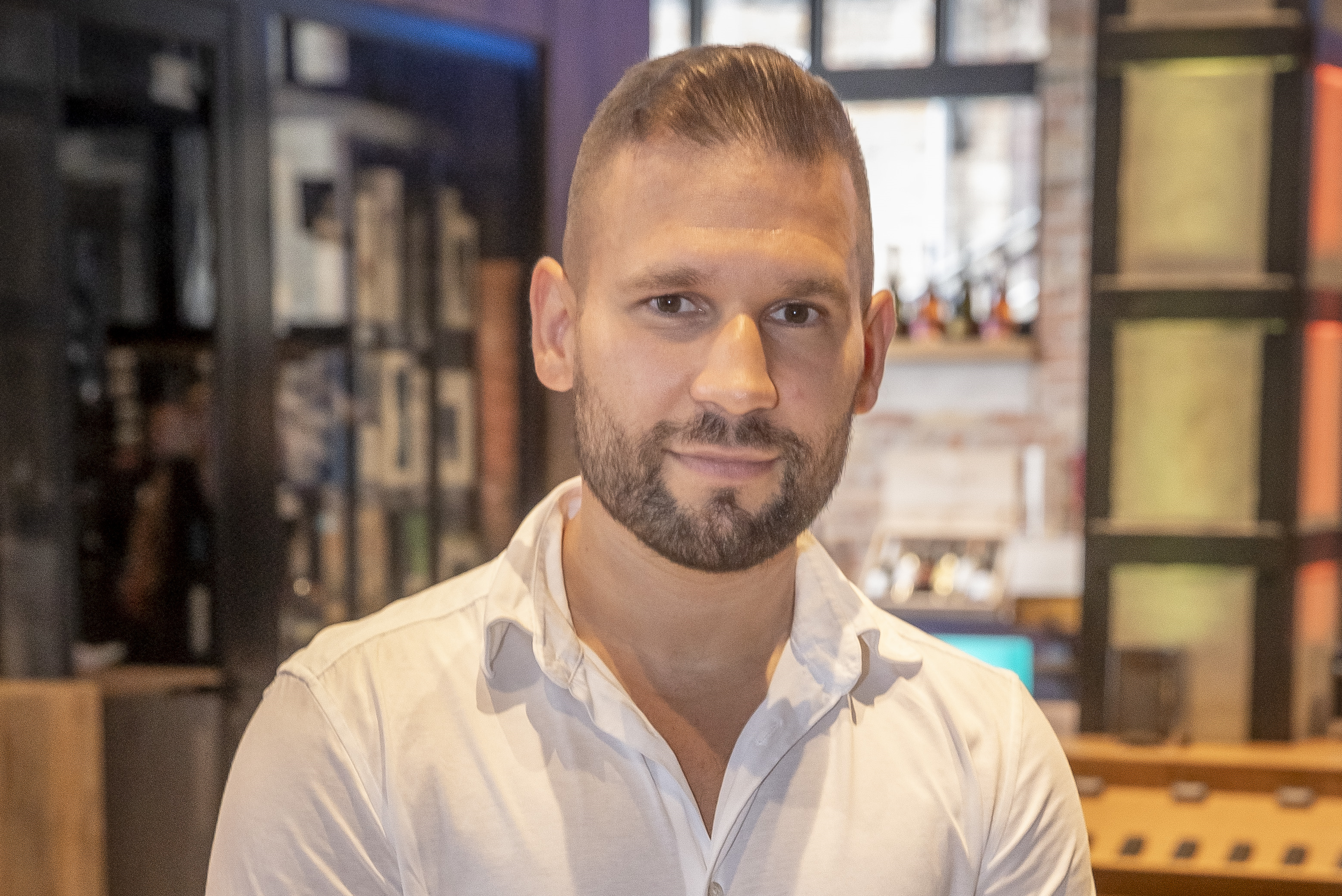 Így alszik Rácz Jenő kislánya a sztárséf karjaiban - videó