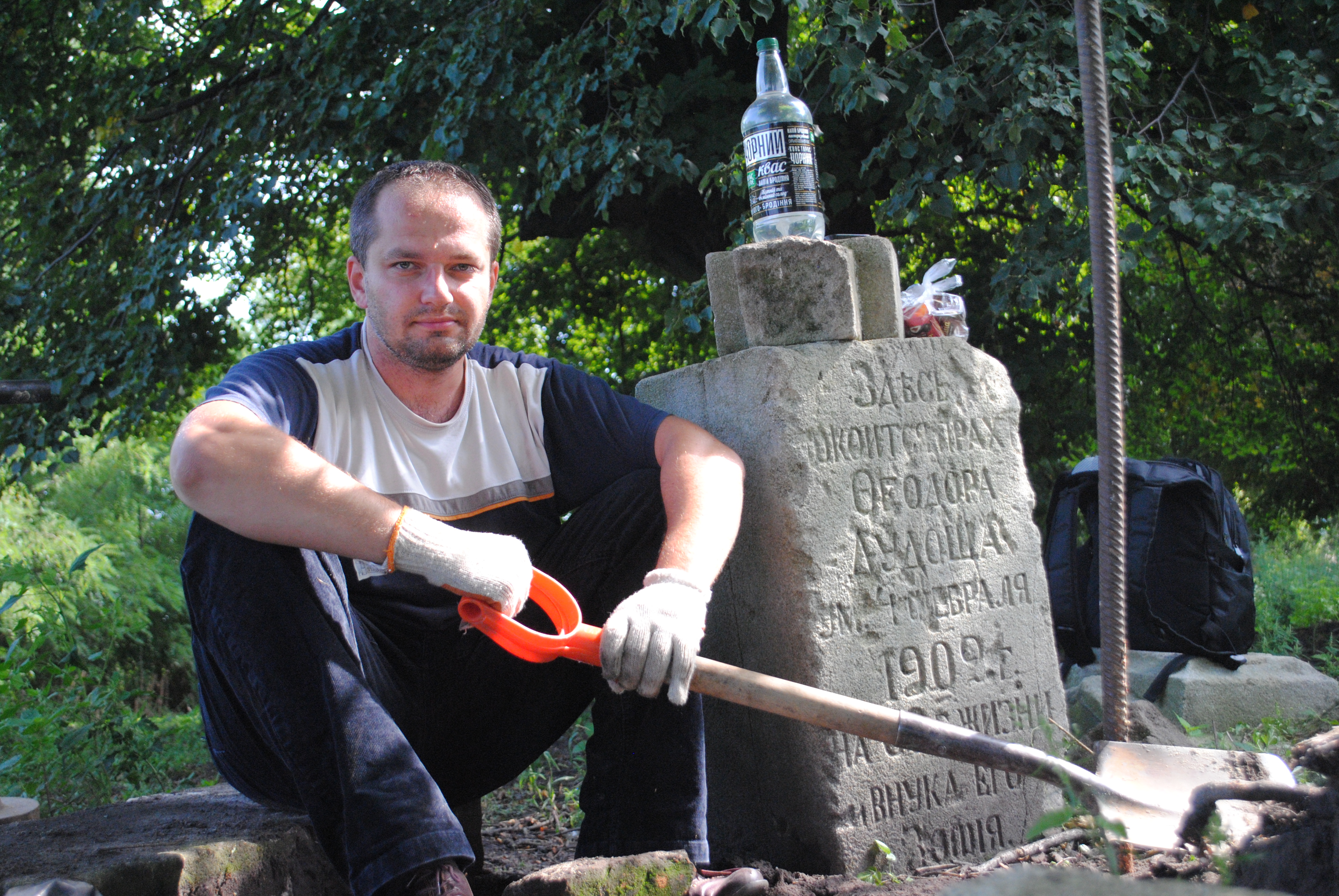 Mariusz Sawa przy renowacji prawosławnego cmentarza w Werbkowicach
