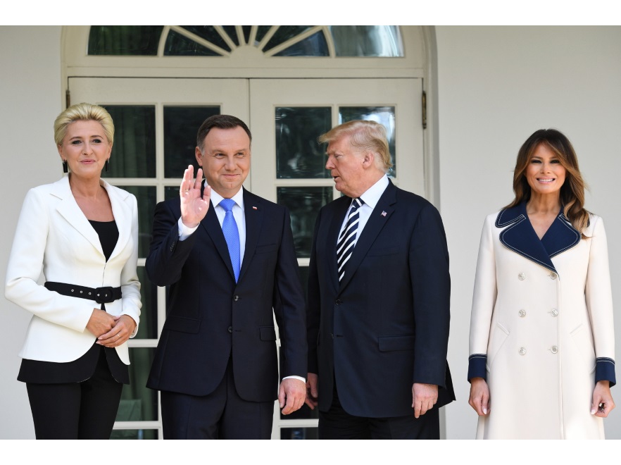 ... Zestaw małżonki prezydenta Dudy był zdecydowanie korzystniejszy dla figury. Czarne spodnie wysmuklały i tak świetną sylwetkę, a pasek w talii modelował całość...