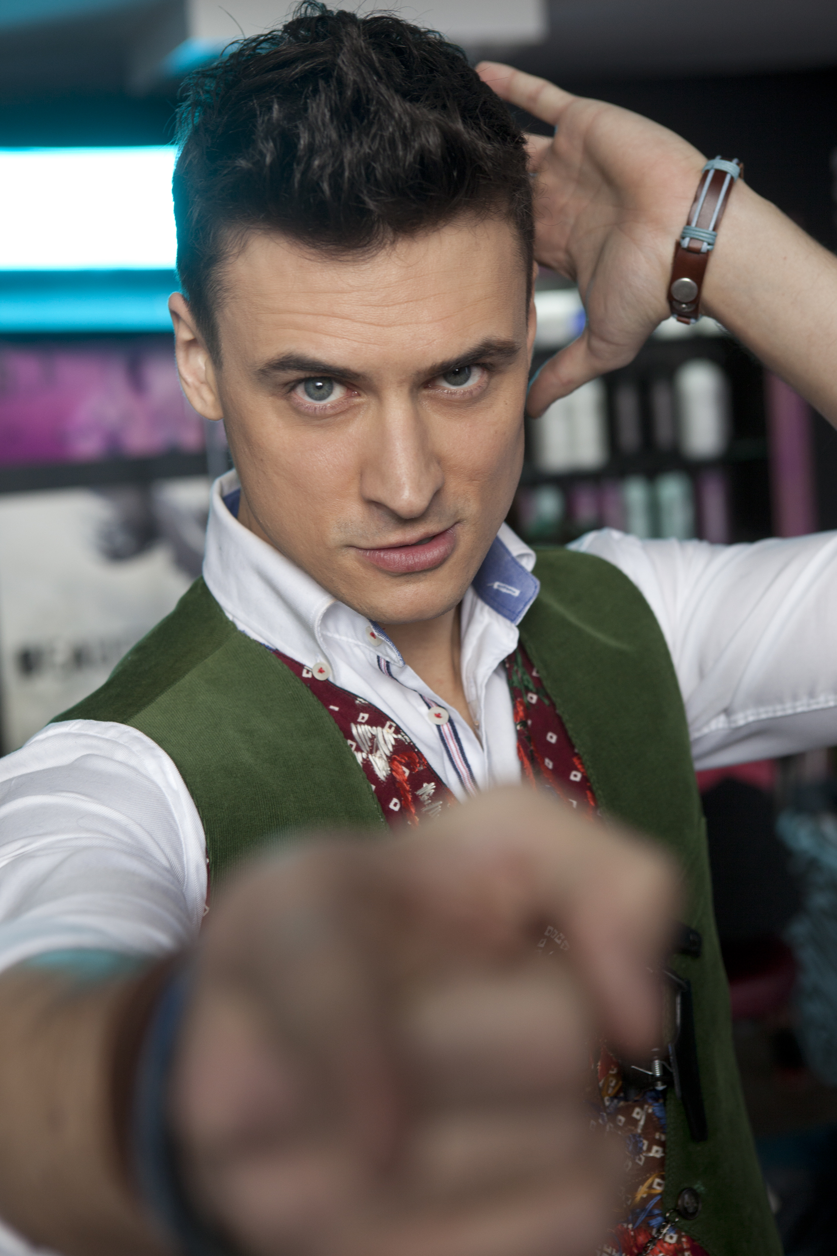 Osa – właściciel i szef salonu fryzjerskiego. Zagorzały społecznik, który na swoim terenie chce dać szansę na lepsze życie dziewczynom z marginesu. Nie do końca zdecydowany, czy bardziej podobają mu się kobiety, czy mężczyźni. Traktuje to normalnie, nie afiszuje się z tym, ale też nie wstydzi. Uważa, że o człowieku świadczą jego czyny, a nie to, jaką ma orientację seksualną, czy jak wygląda. Sam natomiast lubi awangardę, świat mody i chce go zdobywać jako stylista fryzur. Dba o siebie perfekcyjnie, nie pije, nie pali, gardzi używkami. Człowiek o złotym sercu.
