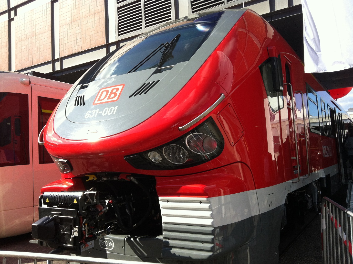 Link Pesy podczas światowych targów producentów taboru InnoTrans w Berlinie w ubiegłym roku. Pojazd jest w barwach Deutsche Bahn, bo Pesa wygrała rekordową umowę ramową, w ramach której niemiecki przewoźnik może u niej zamówić do 470 sztuk pojazdów wartych 1,2 mld euro. To duży sukces polskiego przemysłu, chociaż na horyzoncie zebrały się ołowiane chmury, o czym za chwilę...