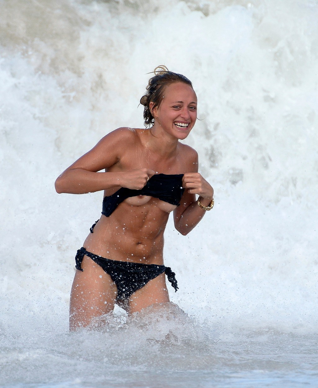 Hoppá: lecsúszott a bikinifelsője a kőgazdag bulikirálynőnek - fotók (18+)  - Blikk