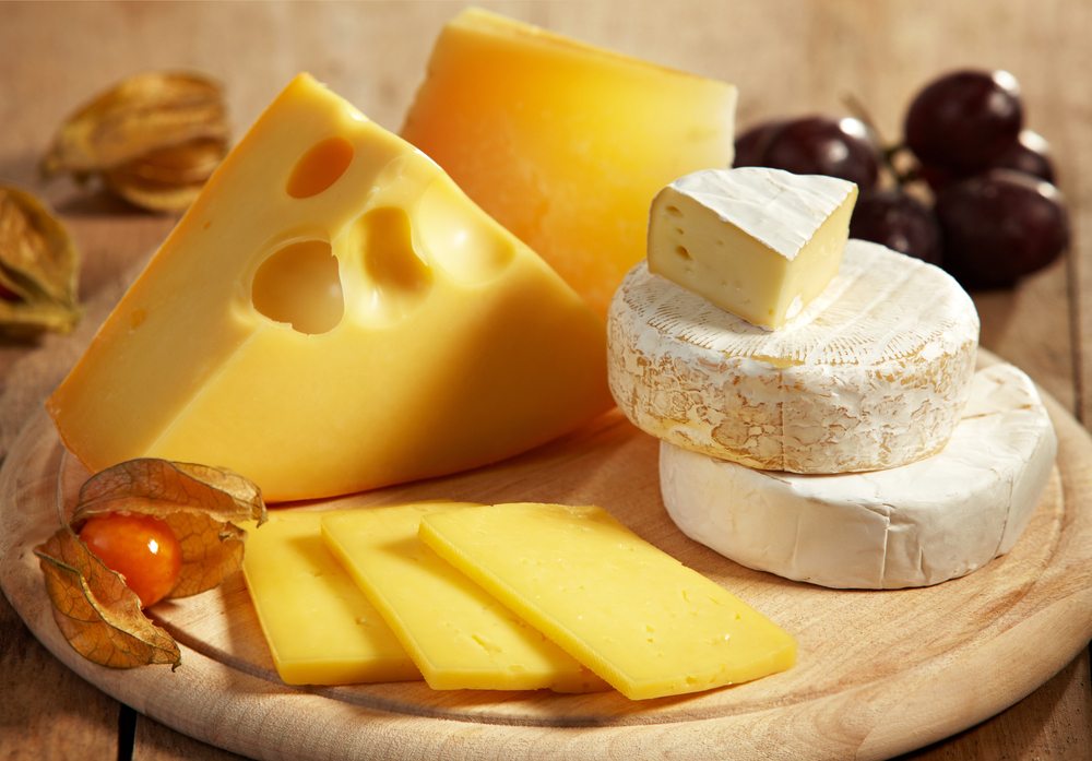 Gouda to miasto w Holandii. Brie i Camembert leżą we Francji. We wszystkich tych miastach wytwarza się sery. Nazwy nie są jednak zastrzeżone, dlatego nie każdy ser Gouda pochodzi z Holandii.