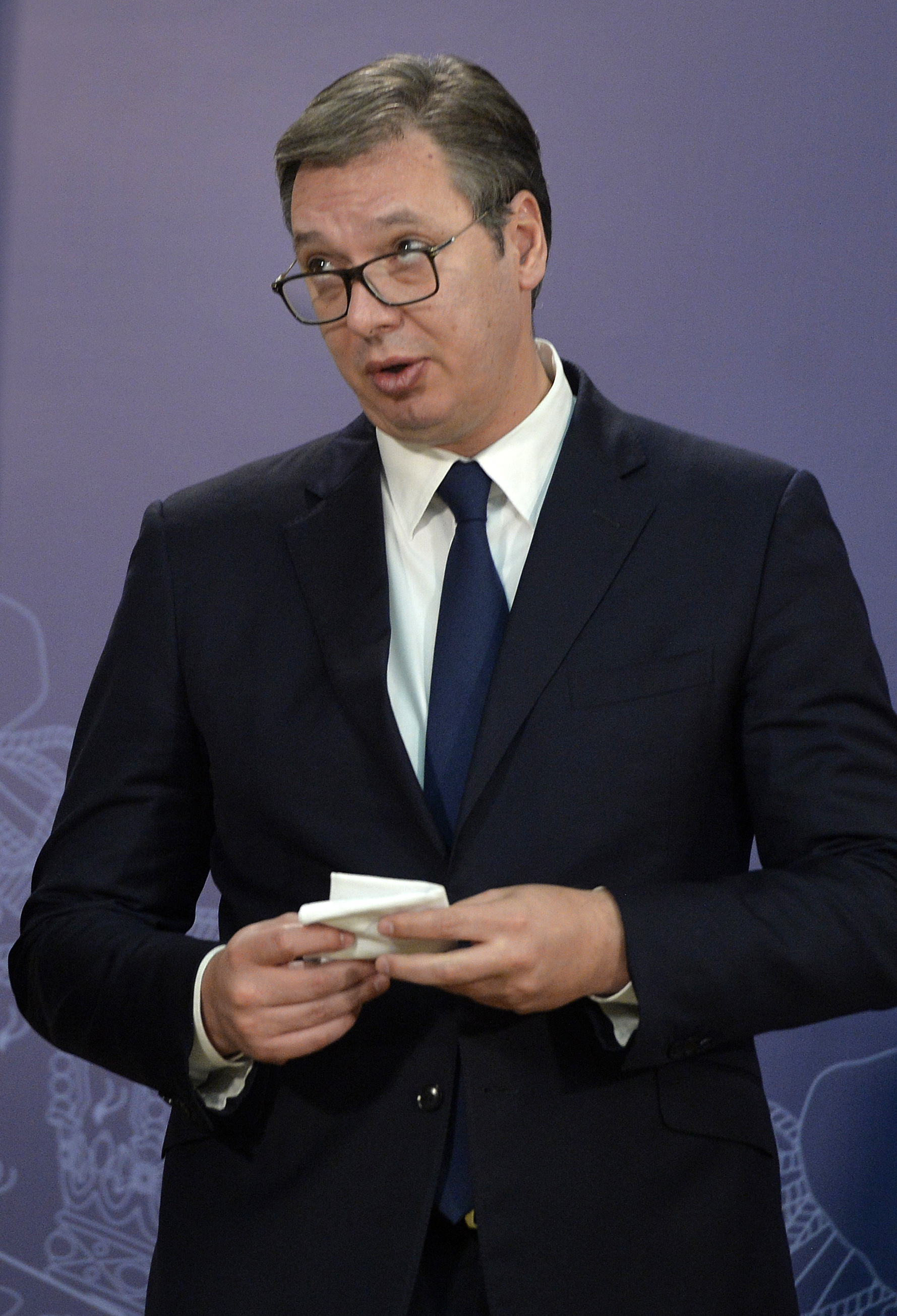 SEDAM ODELA I 14 ISTIH KRAVATA Vučić je stajling prepustio stručnjacima, a  evo šta je "prepisao" od Makrona