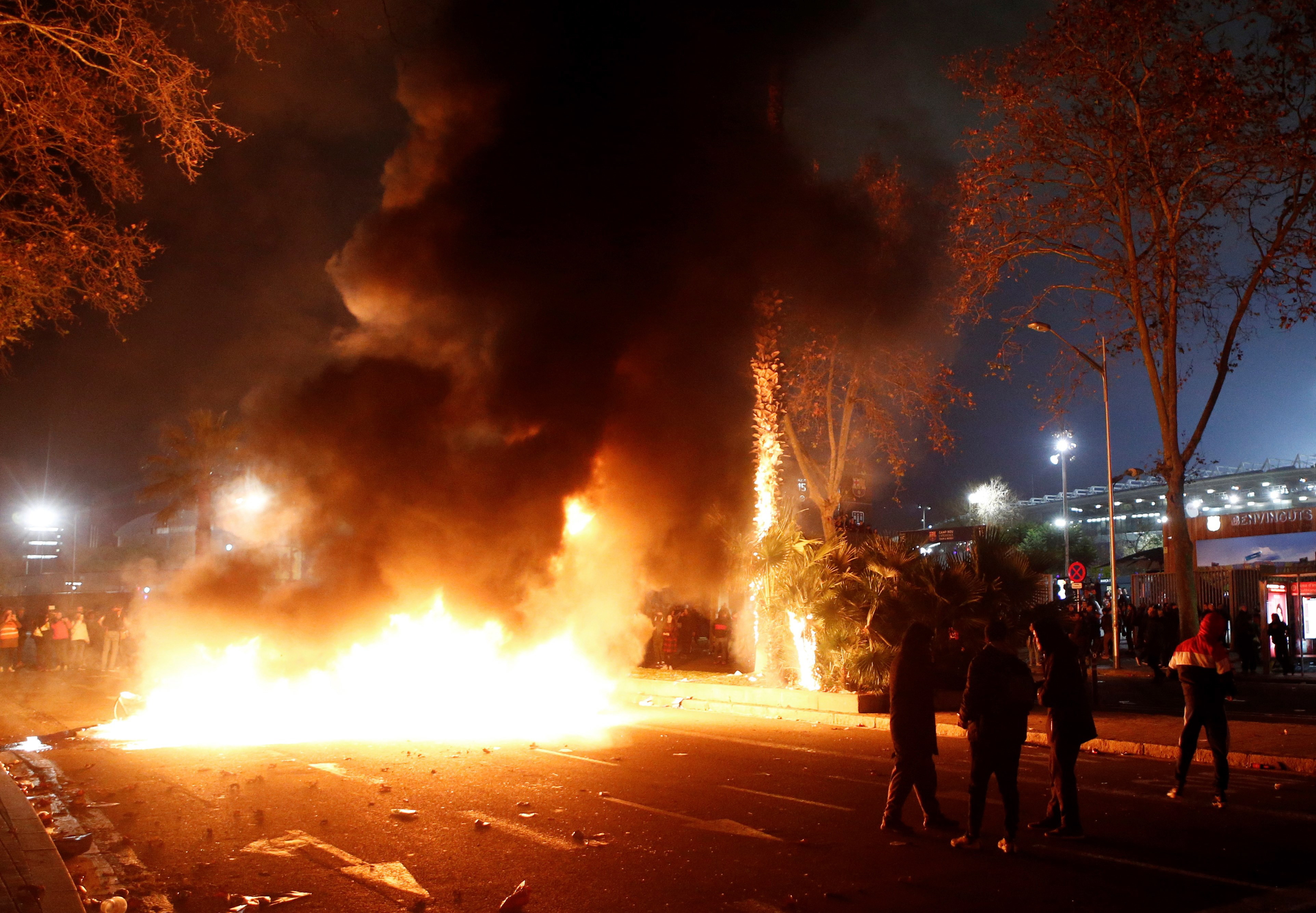 Separatyzm odcisnął piętno także wewnątrz barcelońskiego stadionu, gdzie zwolennicy secesji Katalonii od Hiszpanii na znak protestu wrzucali na boisko żółte piłki.