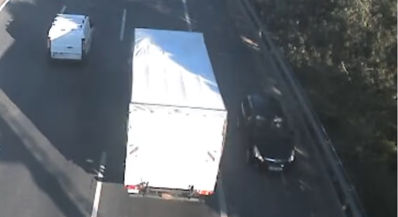 Ismét forgalommal szemben hajtott fel egy autó az M0-ás autópályára - félelmetes videó