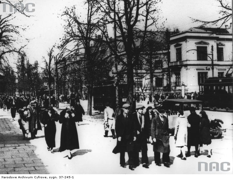 W odwecie za zamach na Kutscherę, dzień później Niemcy rozstrzelali w Alejach Ujazdowskich stu Polaków, a ponad 200 osób zostało rozstrzelanych w ruinach getta. Była to jedna z ostatnich publicznych egzekucji przed wybuchem Powstania Warszawskiego