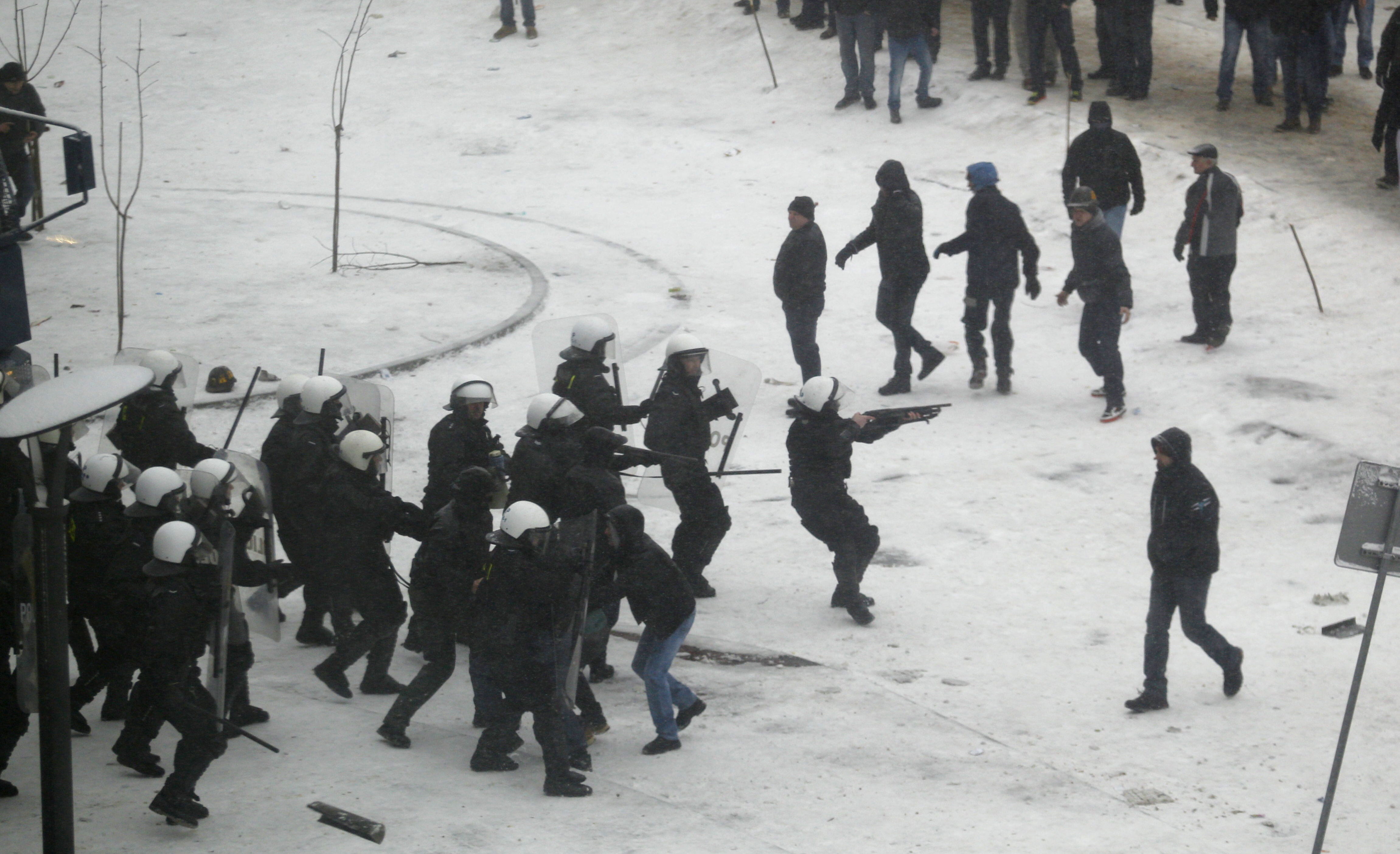 Inną wersję przedstawiają związkowcy. Jak powiedział Piotr Szereda, demonstracja miała zakończyć się przed 15, ale policja użyła siły wobec protestujących. Mieliśmy zamiar się wycofywać, podszedłem do mikrofonu przed 15:00, żeby zakończyć tę sytuację i nagle policja zaatakowała górników armatką wodną, petardami, strzelają z broni gładkolufowej - powiedział IAR Piotr Szereda. Przedstawiciel śląsko-dąbrowskiej