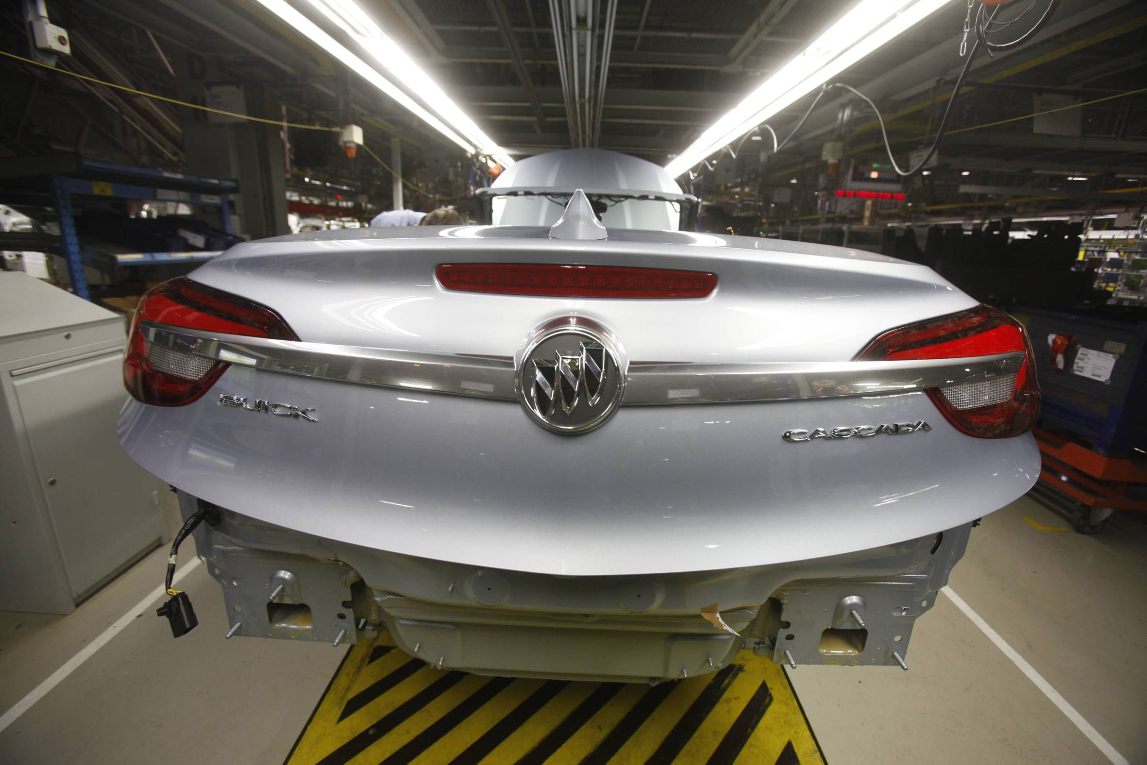 Z linii produkcyjnej zakładów w Gliwicach zjechał pierwszy samochód marki Buick - kabriolet cascada w srebrnym kolorze (flip chip silver), wyposażony w 20 calowe dwukolorowe obręcze kół z podwójnymi ramionami. <br></br>Auto przeznaczone na rynek północnoamerykański jest napędzane turbodoładowanym czterocylindrowym silnikiem 1.6 o mocy 200 KM, współpracującym z sześciobiegową przekładnią automatyczną.