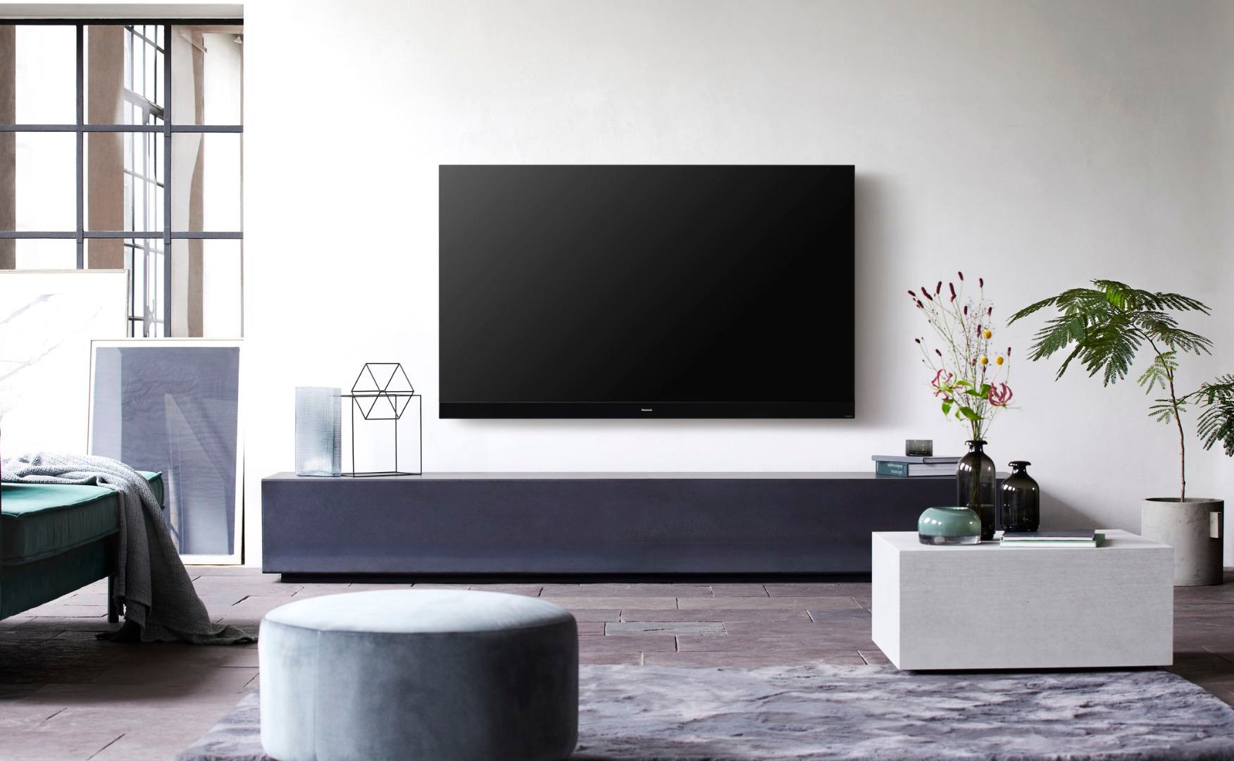 HZ2000 to pierwszy na świecie telewizor OLED z funkcjami Dolby Vision IQ i Filmmaker Mode, obsługujący również standardy Dolby Vision, HDR10+ oraz HLG Photo, czyli nowy format obrazów nieruchomych, który przenosi fotografię do świata HDR. Telewizor jest wyposażony w głośniki typu upward-firing (kierujące dźwięk w górę), które pozwalają łatwo i wygodnie uzyskać poczucie zanurzenia w dźwięku Dolby Atmos. Cały system audio został dopracowany przez inżynierów Technics.