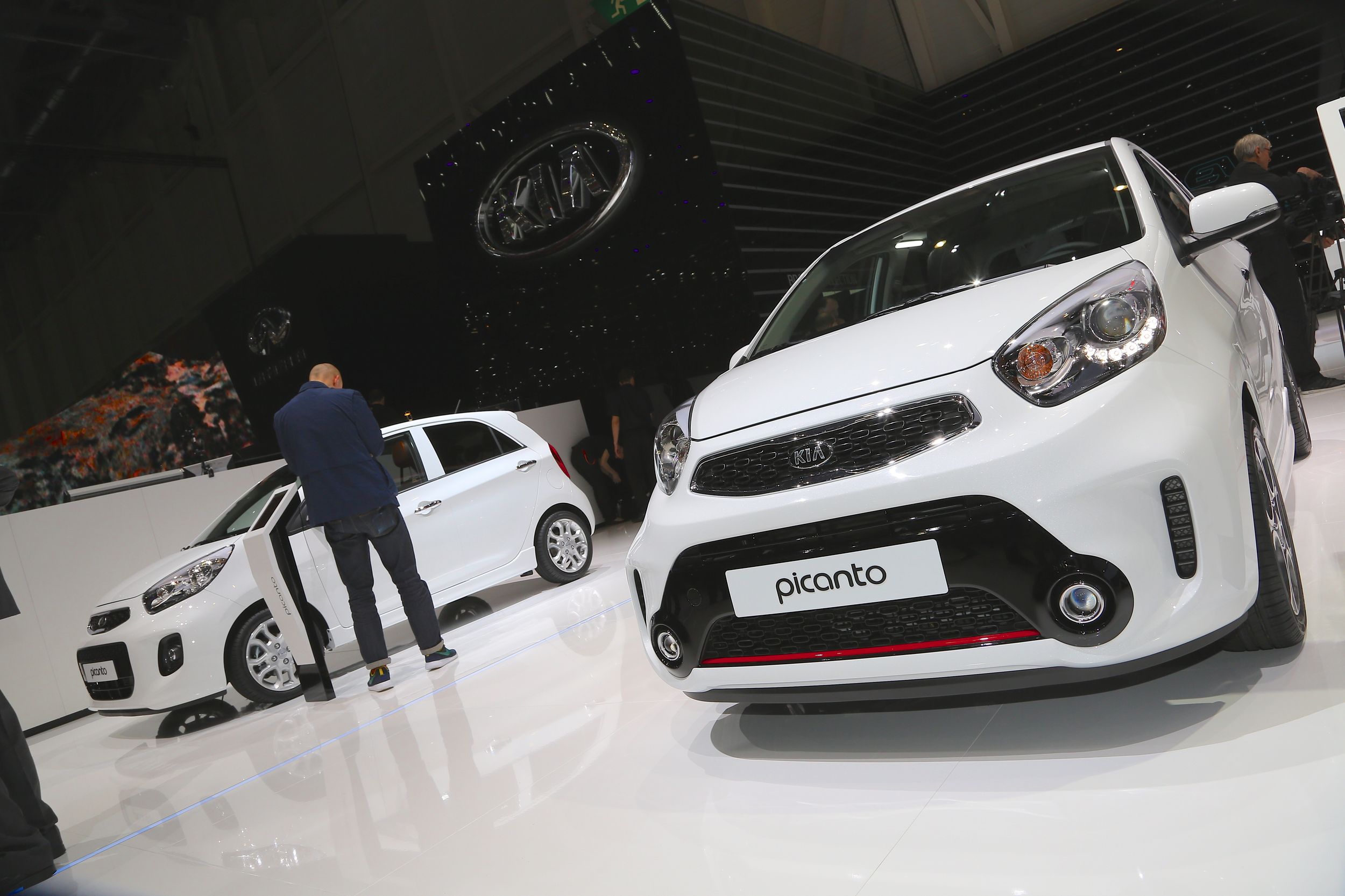 Polski oddział Kia ma też coś specjalnego dla fanów sportów motorowych. Nowe picanto można zamówić z pakietem Race. Nazwa pochodzi od wyścigowych mistrzostw Polski Kia Picanto - Kia Lotos Race. Zestaw składa się z bardziej zadziornego zderzaka, podwójnej chromowanej końcówki wydechu, czerwonej linii na kracie wlotu powietrza i 14-calowych alufelg. Producent oferuje też większe tarcze hamulcowe z przodu, zewnętrzne nakładki progowe w kolorze nadwozia, skórzane wykończenie kierownicy i drążka zmiany biegów, bezkluczykowy dostęp do auta, przyciemniane szyby z tyłu i dyfuzor tylnego zderzaka. Cena pakietu Race to 3 tys. zł (dopłata do wersji wyposażenia L) lub 2,5 tys. zł (dopłata do odmiany XL).