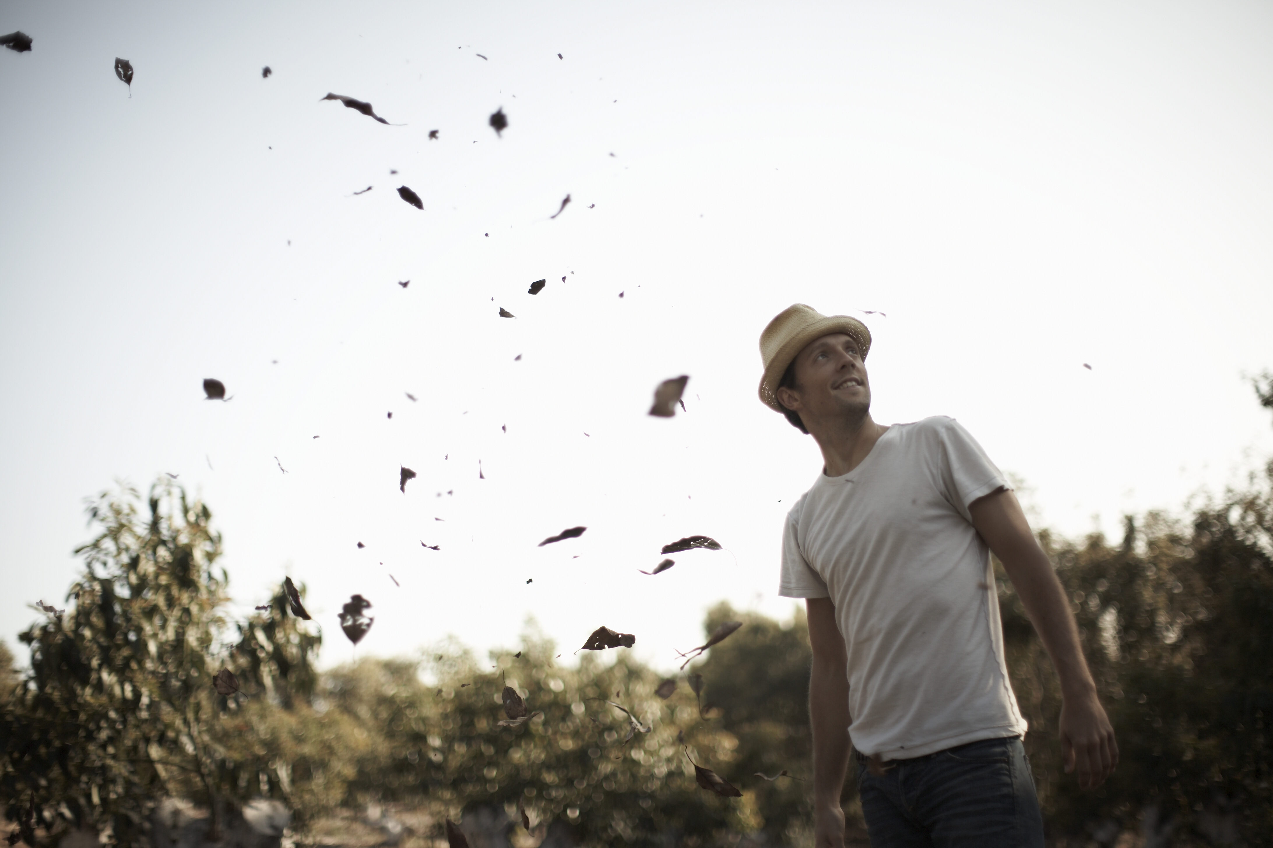 Jason Mraz to jednak nie tylko singer-songwriter, ale też aktywny działacz m.in. Surfrider Foundation, Free the Slaves, True Colors Fund czy MusiCares. Muzyk od lat angażuje się w promocję zdrowego trybu życia. W wywiadach często wspomina o zaletach diety wegańskiej, a na koncertach sprzedaje wyłącznie gadżety z materiałów ekologicznych. Jak sam podkreśla – muzyka dała mu szansę dotarcia do miejsc i ludzi, których nigdy by bez niej nie spotkał i na których bez niej nie miałby szansy wpłynąć
