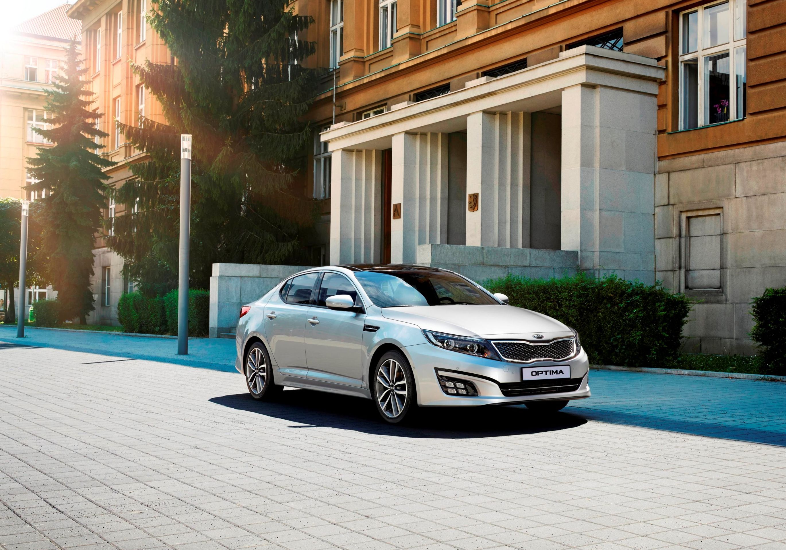 Podobnie jak w przypadku innych modeli Kia sprzedawanych w Europie optima będzie chroniona gwarancją producenta na 7 lat lub 150 000 km. Co ciekawe gwarancja ta przechodzi bez ograniczeń na kolejnych właścicieli samochodu. Optima jest produkowana w koreańskiej fabryce Hwa-Sung. Dilerzy w całej Polsce już przyjmują zamówienia a pierwsze auta trafią do kierowców w kwietniu 2014 roku.
