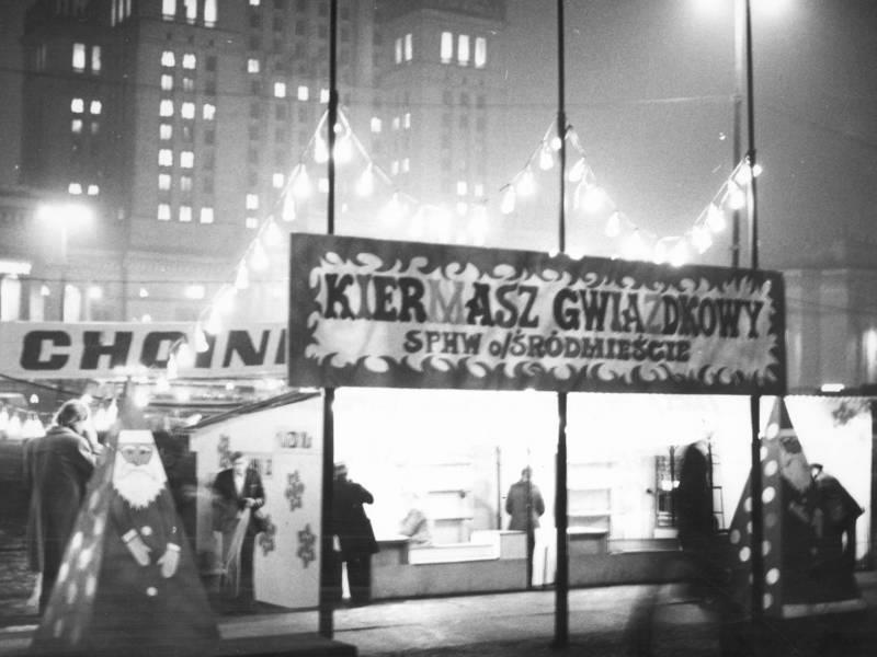 Warszawa 12.1977. Przygotowania do Świąt Bożego Narodzenia