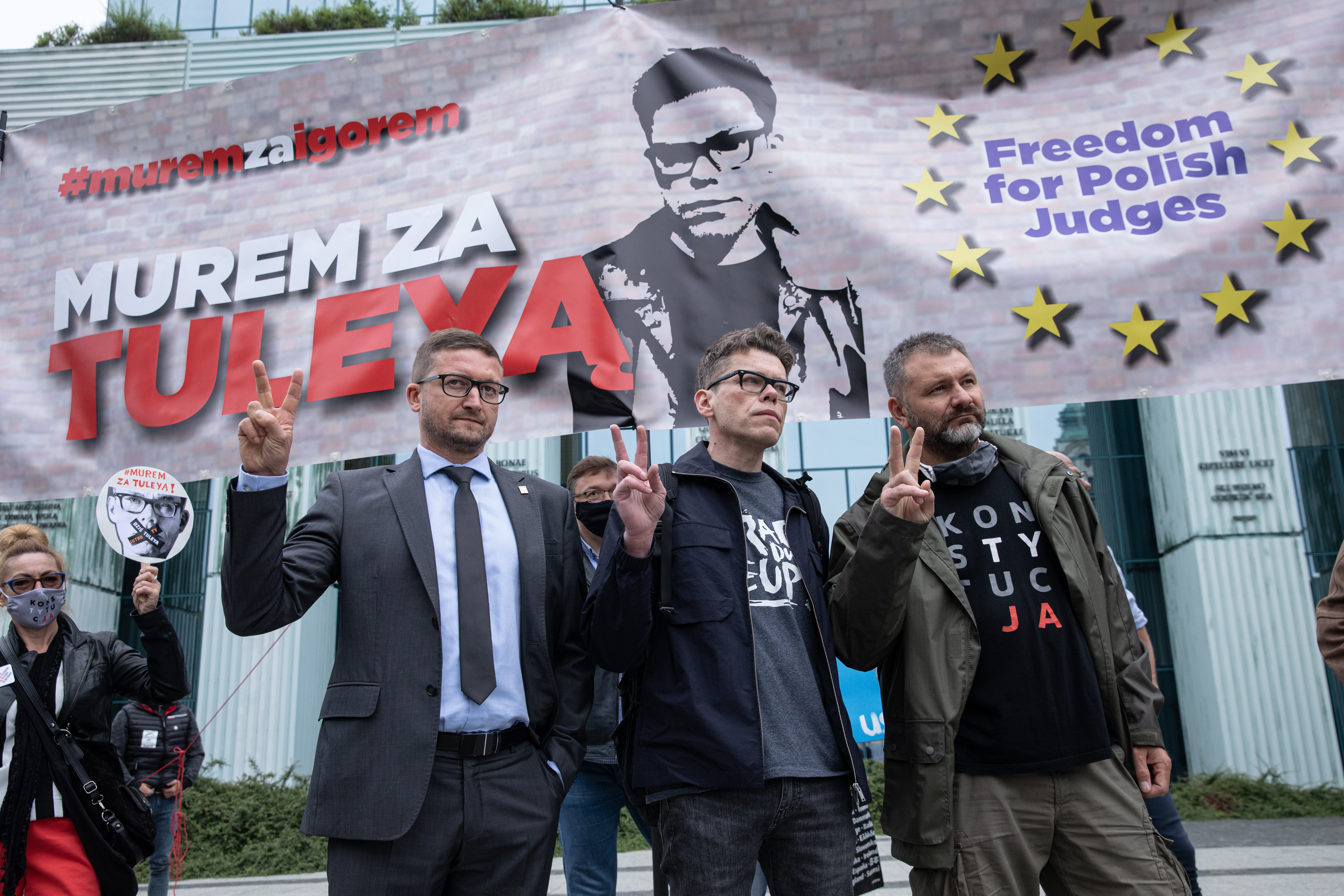 Sędziowie Paweł Juszczyszyn, Igor Tuleya, Waldemar Żurek przed siedzibą Sądu Najwyższego podczas demonstracji wsparcia dla sędziego Tulei, Warszawa, 9 czerwca 2020 r.