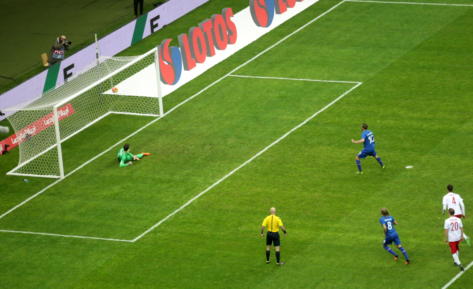 Islandczyk Gylfi Thor Sigurdsson (C) pokonuje z rzutu karnego Polaka Wojciecha Szczęsnego (L) podczas meczu towarzyskiego w Warszawie