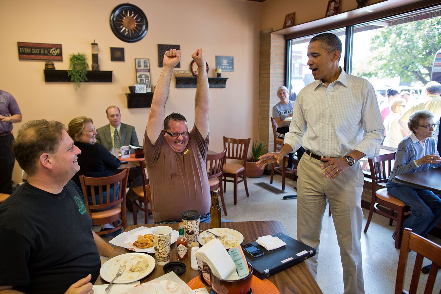 14 sierpnia 2012 roku, Knoxville. Obama poczęstował klienta restauracji butelką piwa wyjętą z lodówki z autokaru, którym jeździł po USA w ramach swojej kampanii prezydenckiej
