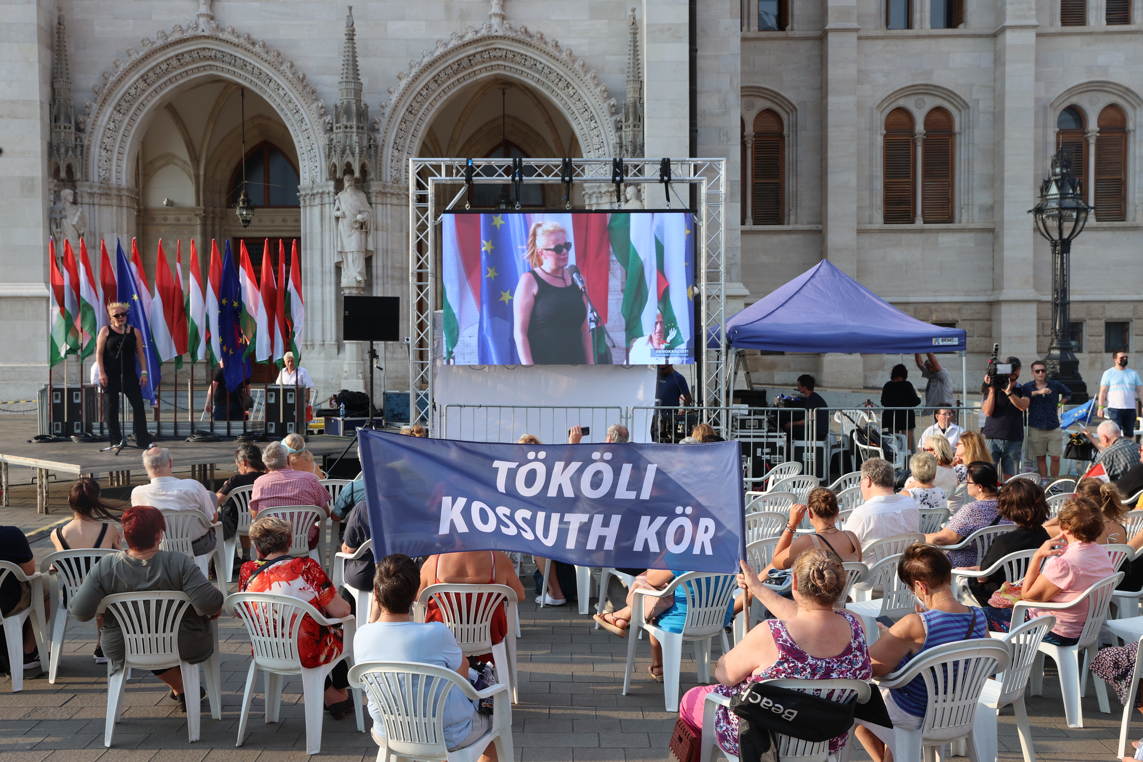 Elkezdődött az újabb tüntetés a Kossuth téren - Blikk