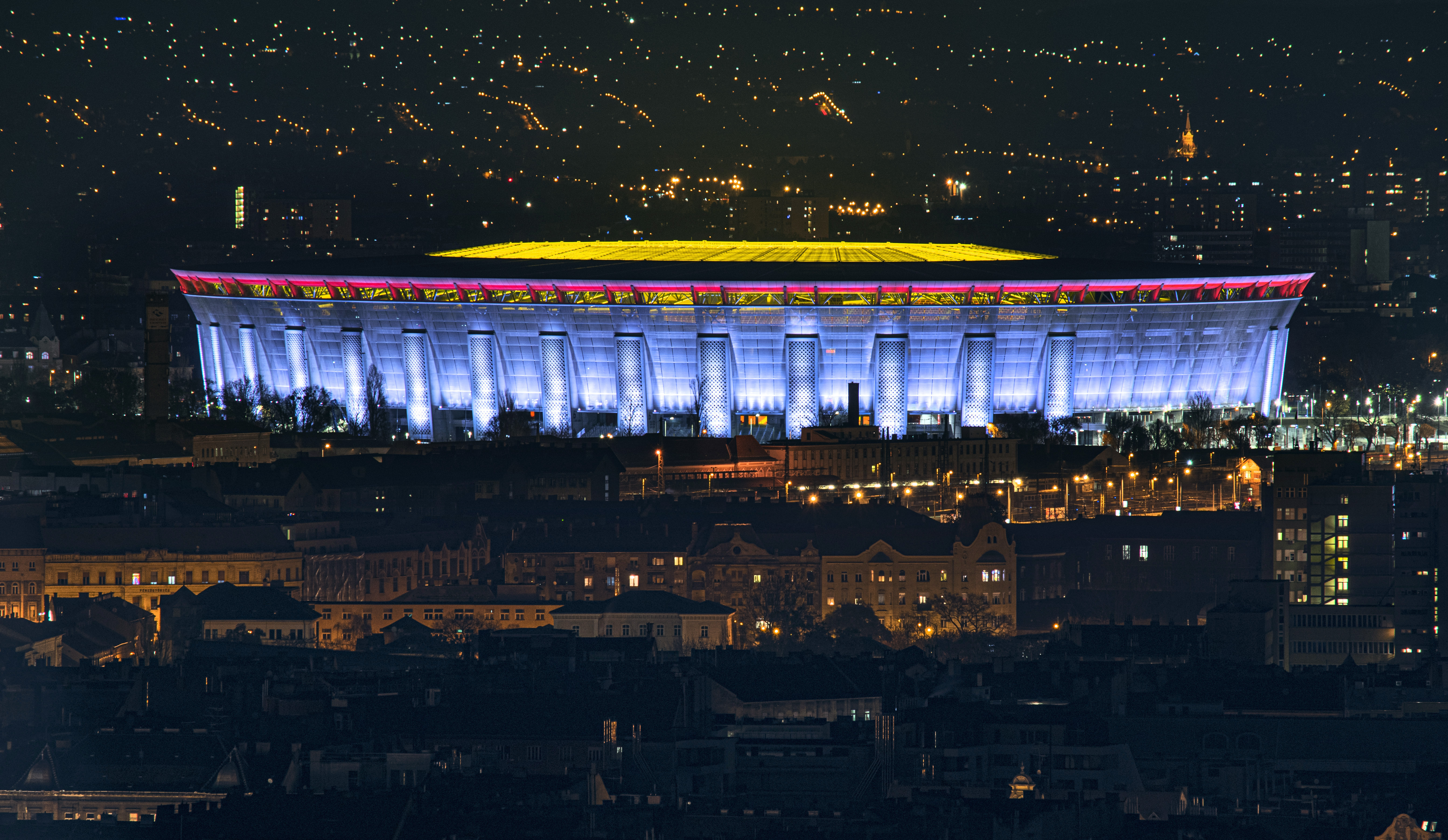 Sokkoló felvétel: szédítő magasból zuhant le a Puskás Aréna falán a tegnapi Fradi-meccs alatt egy férfi – videó