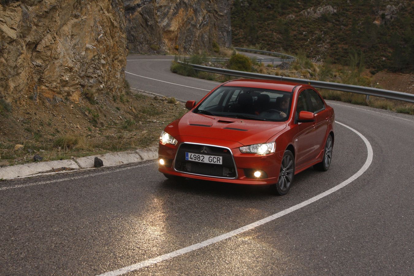 Mniejsza siła w połączeniu z dwusprzęgłową skrzynią Twin Clutch SST sprawia, że auto od pierwszego kopnięcia gazu zdaje się mniej narowiste niż wyczynowy brat
