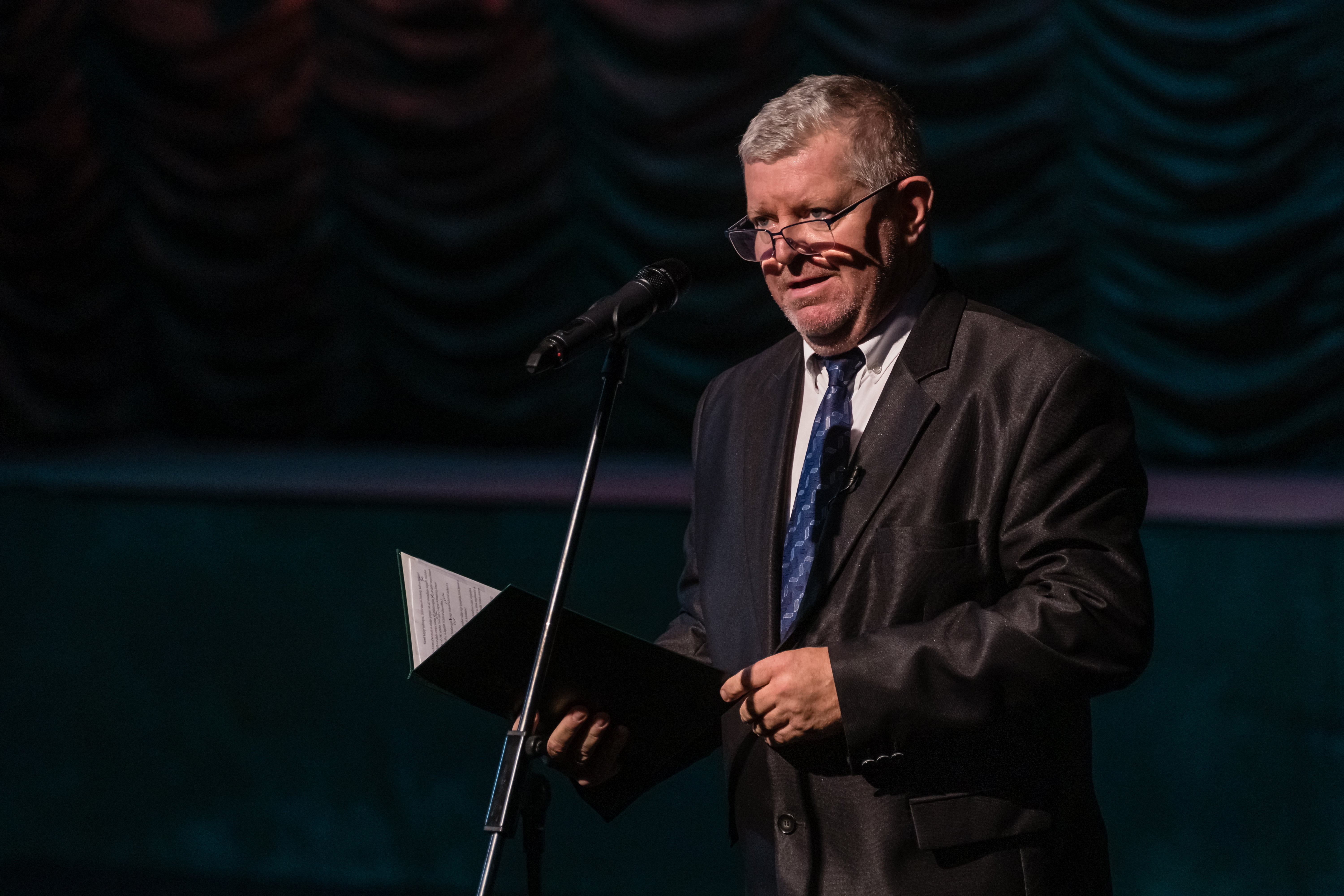 Újabb súlyos színházi baleset: Besenczi Árpádot a színpadról szállították kórházba, az előadás félbeszakadt!