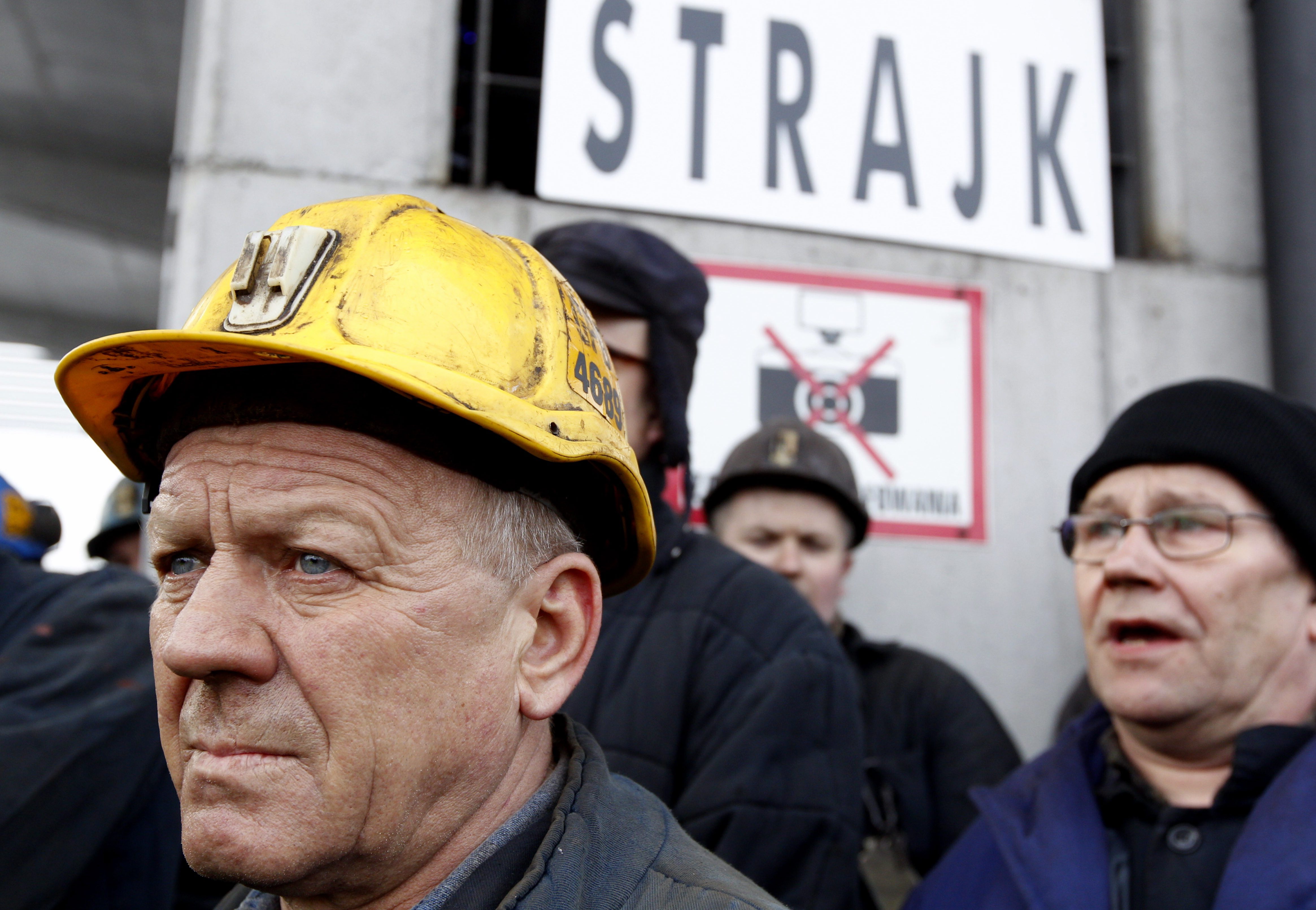 To taktyka sprowadzająca się do przedstawienia dwóch opcji, przy czym druga strona jest zmuszona do wyboru pomiędzy pierwszą - bardzo złą, a drugą - która wydaje się do przyjęcia. Nazwa techniki ma swoje źródło jeszcze w historii II wojny światowej. Kiedy generał Wehrmachtu miał możliwość wysłania oficerów na różne fronty, od jednego z oficerów usłyszał błaganie: Panie generale, każdy front, tylko nie rosyjski. <b>Przykład: </b> Strona rządowa podczas sporu z górnikami przekonywała, że wybór jest prosty - albo likwidacja czterech kopalń, albo bankructwo całej branży. W przypadku realizacji planu naprawczego Kompanii Węglowej redukcja zatrudnienia miała dotknąć maksymalnie ok. 3 tys. osób, które zostałyby objęte programami osłonowymi. W przeciwnym razie spółce grozić miała upadłość, w wyniku której pracę stracić miało aż 49 tys. osób, ostrzegał resort gospodarki. Widmo upadku sektora miało spowodować, że żądanie likwidacji czterech kopalń wyda się nagle bardzo umiarkowane.