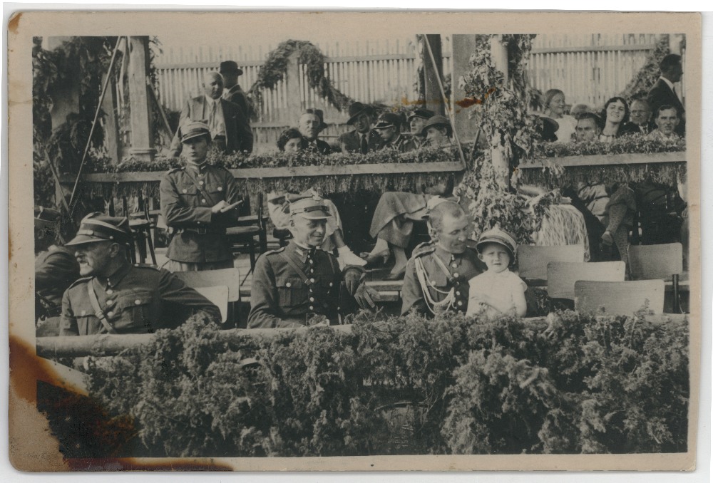 Witold Pilecki z synem Andrzejem (siedzącym na kolanach u kolegi) na zawodach hippicznych, Baranowicze