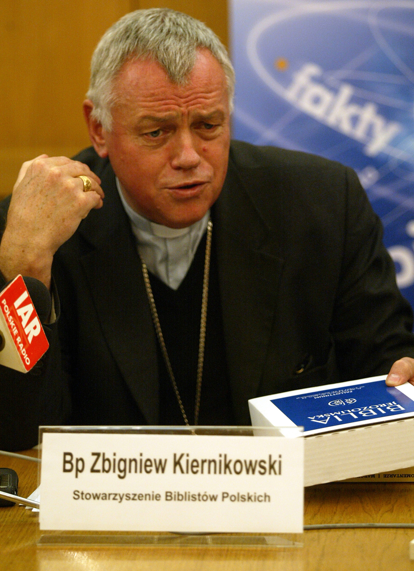 Bp Zbigniew Kiernikowski, który rządzi diecezją siedlecką od 2002 r. w opinii bulwarówki podróżuje chevroletem captivą. Taki SUV z salonie miał kosztować ok. 145 tys. zł.
