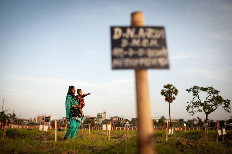 Miejsce pochówku ofiar Rana Plaza - zdjęcie: Gordon Welters / Medico International