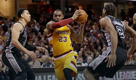 Lebron Džejms probija odbranu Sparsa