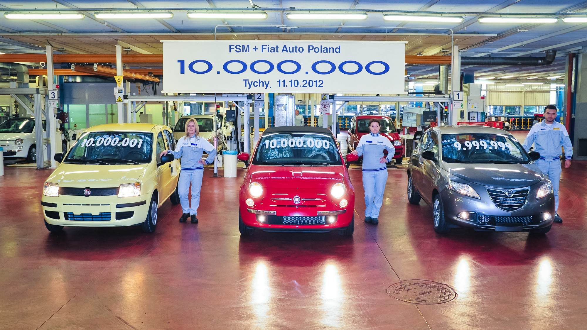Jubileuszowym samochodem był fiat 500C w kolorze czerwonym. Trafi on do Niemiec. Numer 9 999 999 przypadł szarej lancii ypsilon, która powędruje do Włoch, a samochód 10 000 001 to żółta panda classic. Będzie nią jeździł klient w Polsce