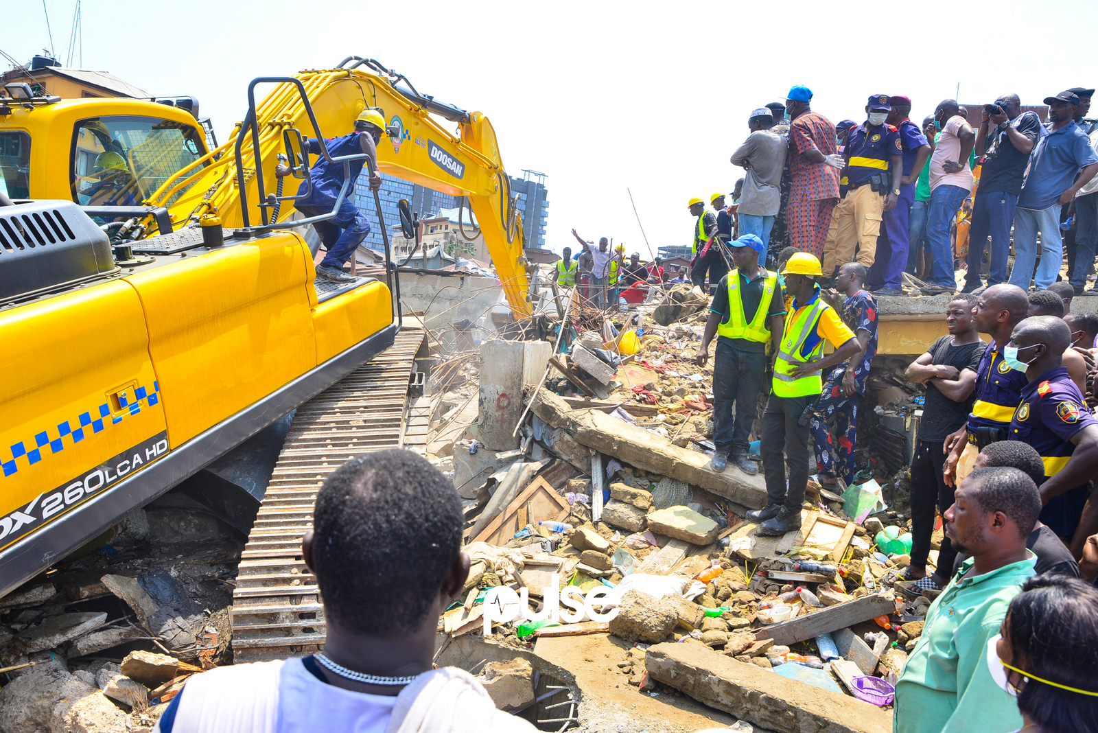 The Earth-Mover at the scene of the collapse. (Pulse Nigeria)