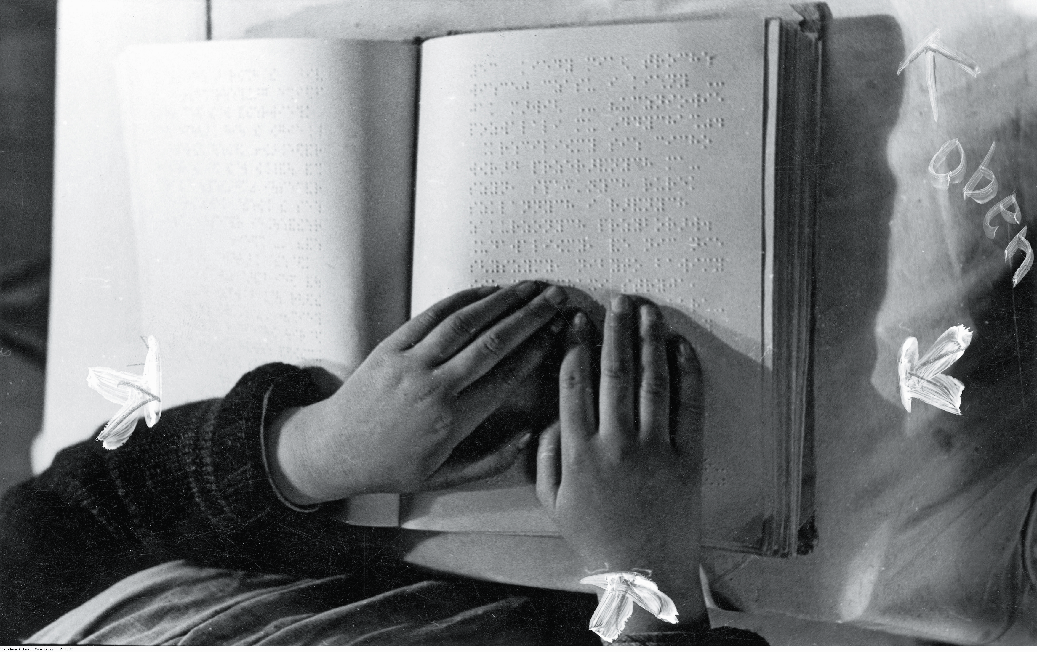 Czytanie książki zadrukowanej alfabetem Braille’a, Laski, 1941 r.