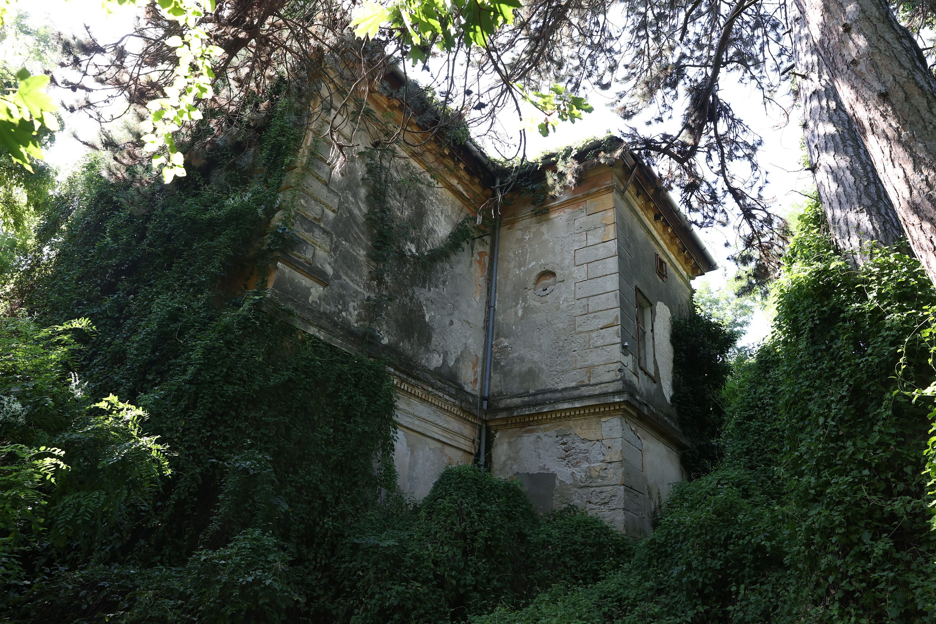 Kísértet járja a balatonedericsi kastélyt: elátkozottnak tartják az egykori főúri lakot