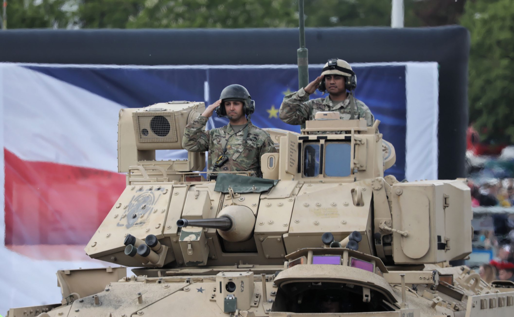 Żołnierze USA pokażą transportery opancerzone Stryker oraz System Patriot. W defiladzie przejadą także brytyjskie Panthery oraz inne pojazdy wojskowe, na co dzień wykorzystywane przez żołnierzy armii chorwackiej i rumuńskiej, którzy stacjonują w Orzyszu w ramach wielonarodowej Batalionowej Grupy Bojowej.