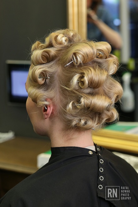 Modne fryzury na wiosnę 2014: zmysłowe loki w stylu Marilyn Monroe