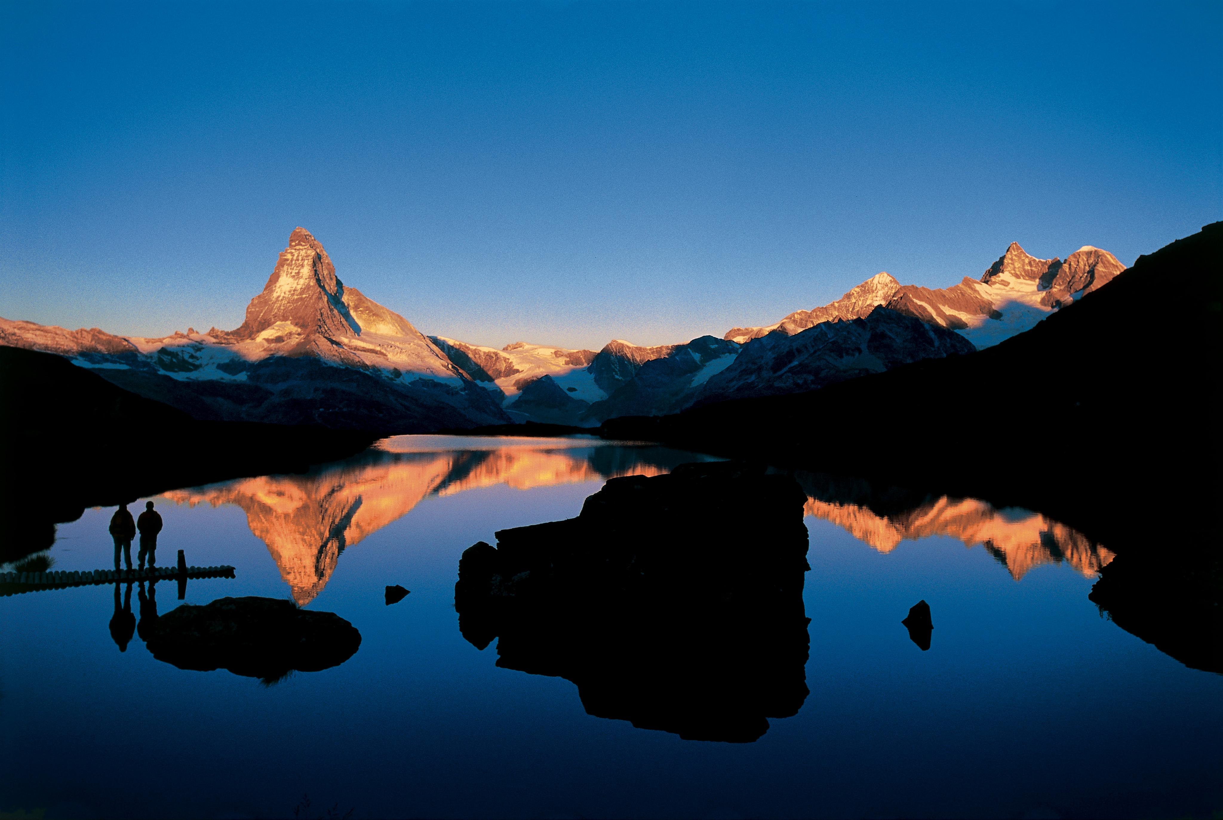 Matterhorn skąpany w promieniach zachodzącego słońca