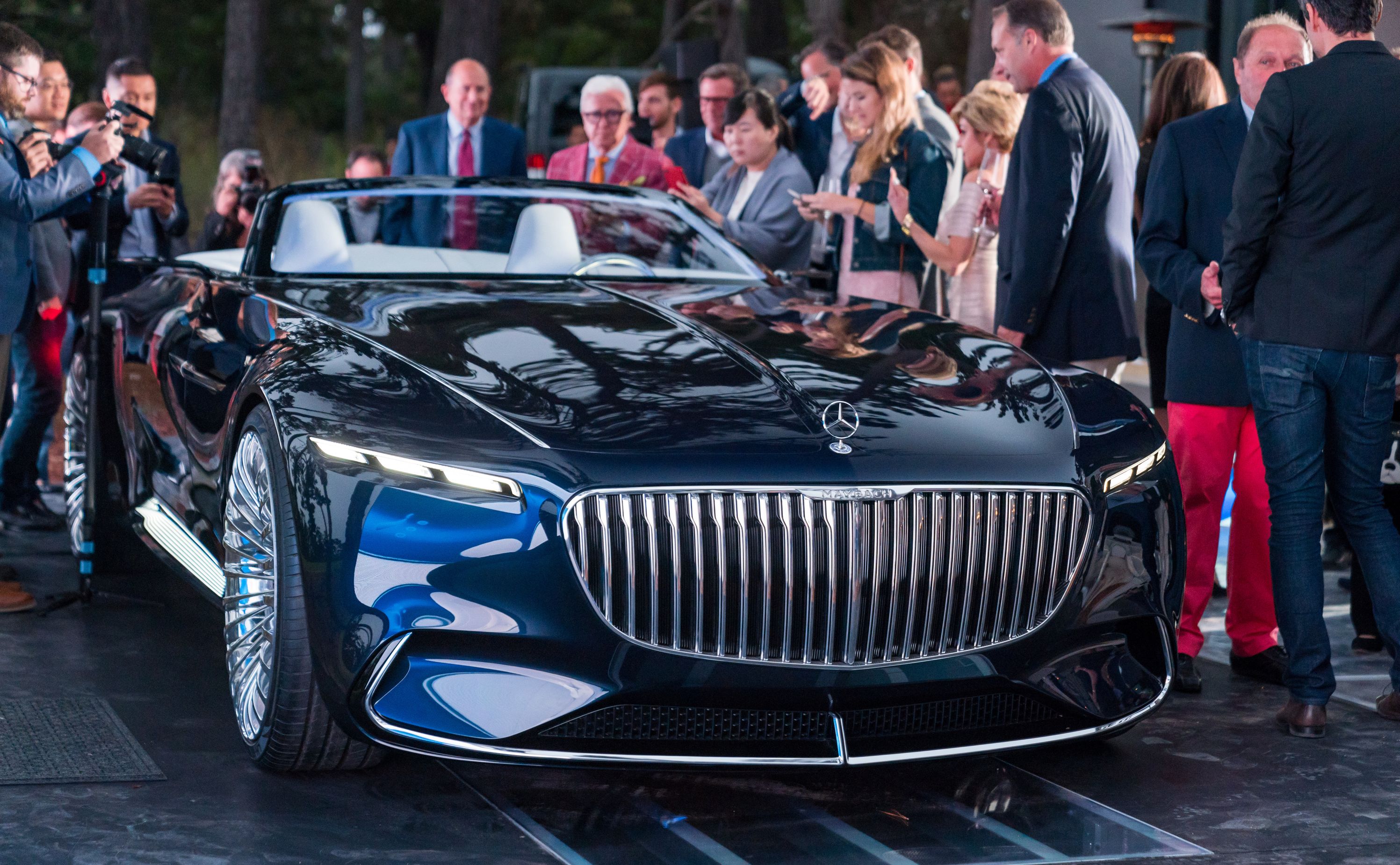 Vision Mercedes-Maybach 6 Cabriolet to barokowo luksusowy bliźniak pokazanego w zeszłym roku coupe o podobnej nazwie Mercedes-Maybach 6. Od początku do końca samochód mierzy niemal 6 metrów. Auto nawiązuje do 6 prototypowego maybacha excelero pokazanego w 2004 roku.