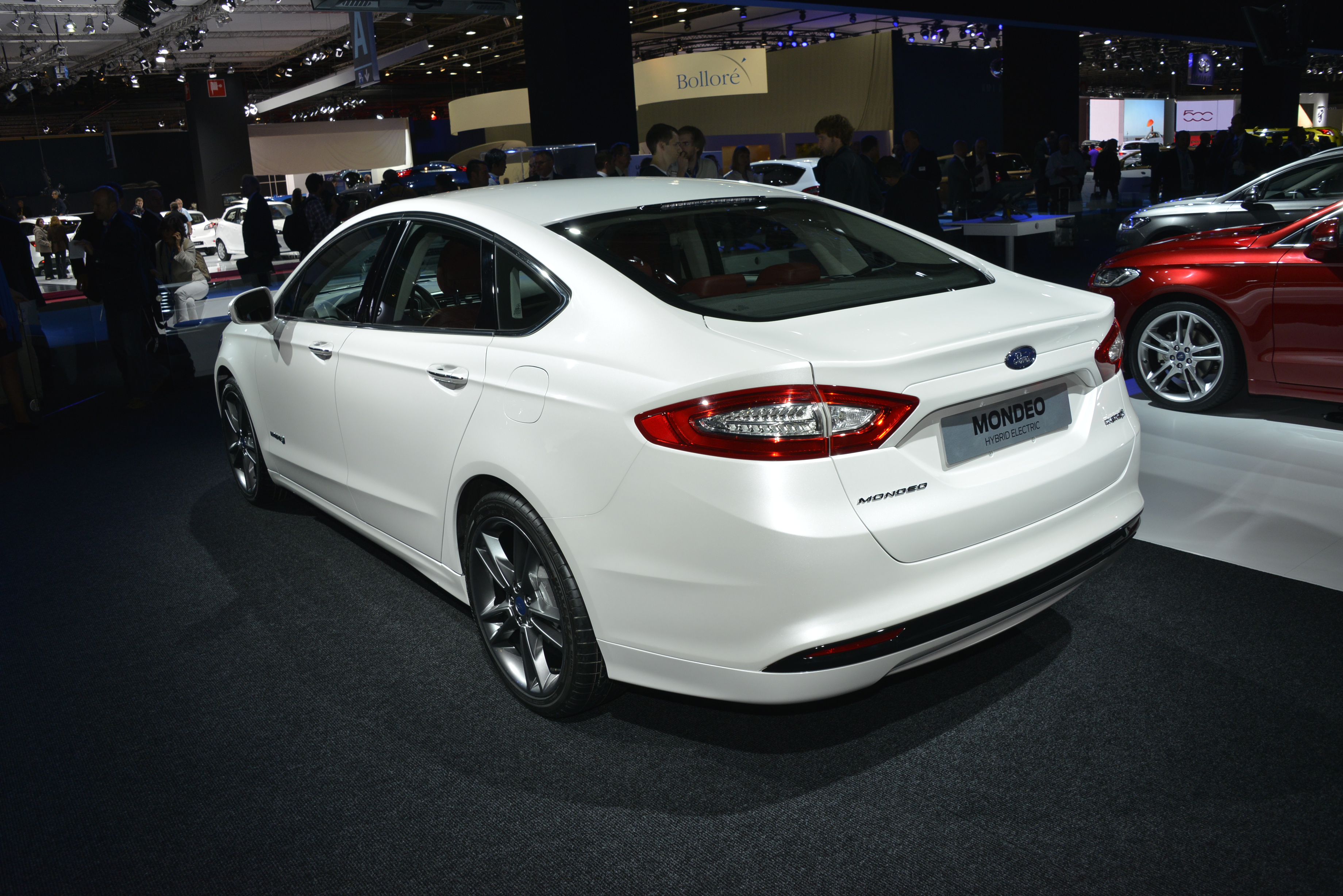 Mondeo hybrid - auto napędza duet spalinowo elektryczny - 2-litrowa jednostka benzynowa współpracuje z 35-kilowatowym silnikiem elektrycznym zasilanym litowo-jonowym akumulatorem. Moc 187 KM sprawia, że samochód od 0 do 100 km/h przyspiesza w 9,2 s i rozpędza się maksymalnie do 187 km/h. Producent twierdzi, że hybrydowe mondeo powinno średnio spalać 4,2 l benzyny na setkę.