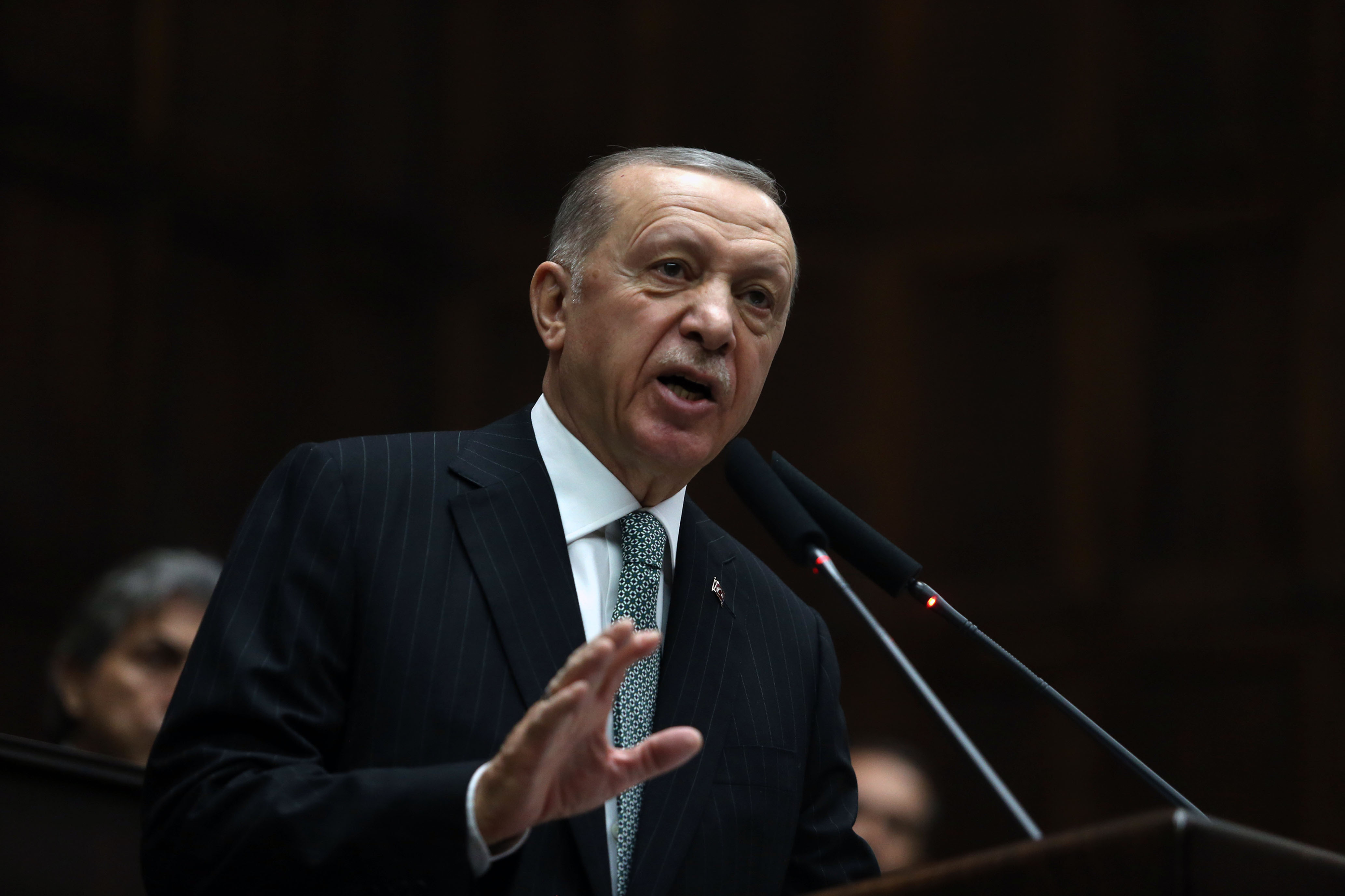 Erdogan béremeléssel és nagy ígéretekkel készül a vasárnapi választásokra