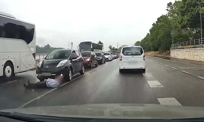 Mi történik a rakparton? Videón, ahogy egy férfi elfekszik az út közepén, a felé haladó kocsisor sem érdekelte