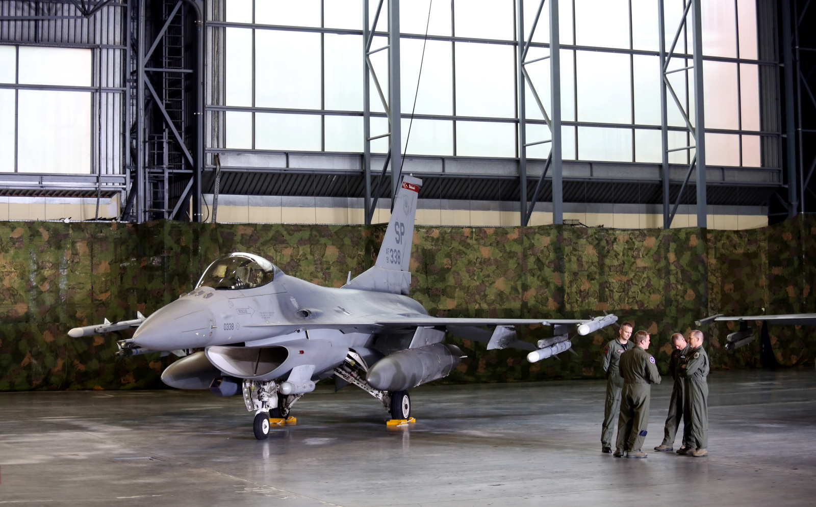 Hangar na lotnisku wojskowym na warszawskim Okęciu, w którym Barack Obama i Bronisław Komorowski spotkali się z polskimi i amerykańskimi żołnierzami
