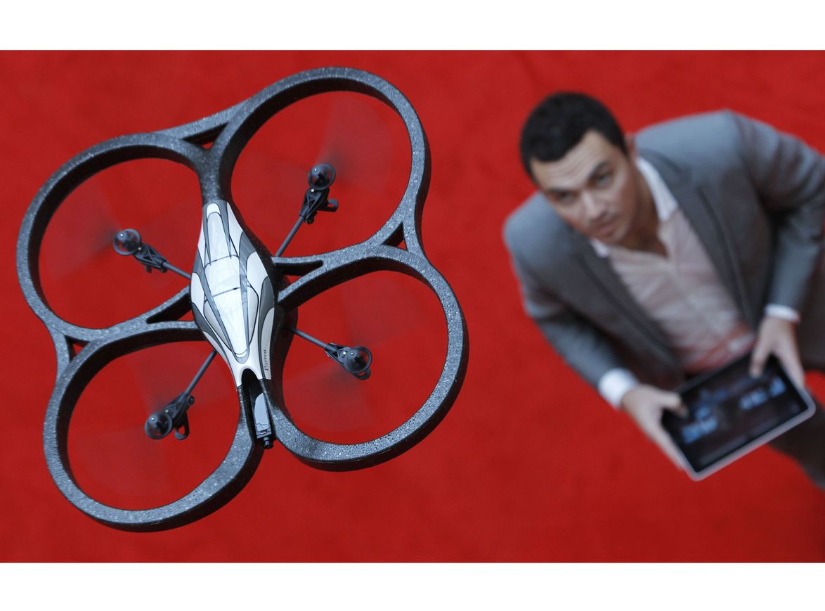Dron niewielkich rozmiarów, którym można sterować przy pomocy dowolnego urządzenia wyposażonego w wi-fi (np. iPhone)